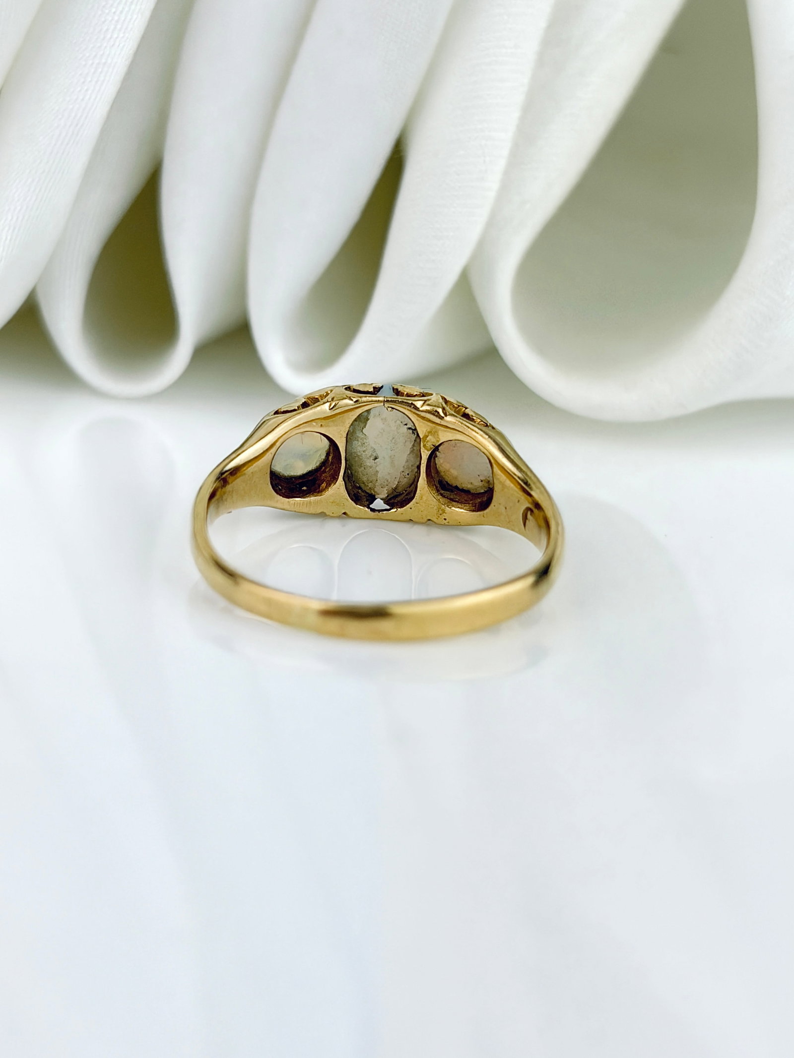ANTIQUE 18CT YELLOW GOLD OPAL AND DIAMOND 3 STONE RING - 3