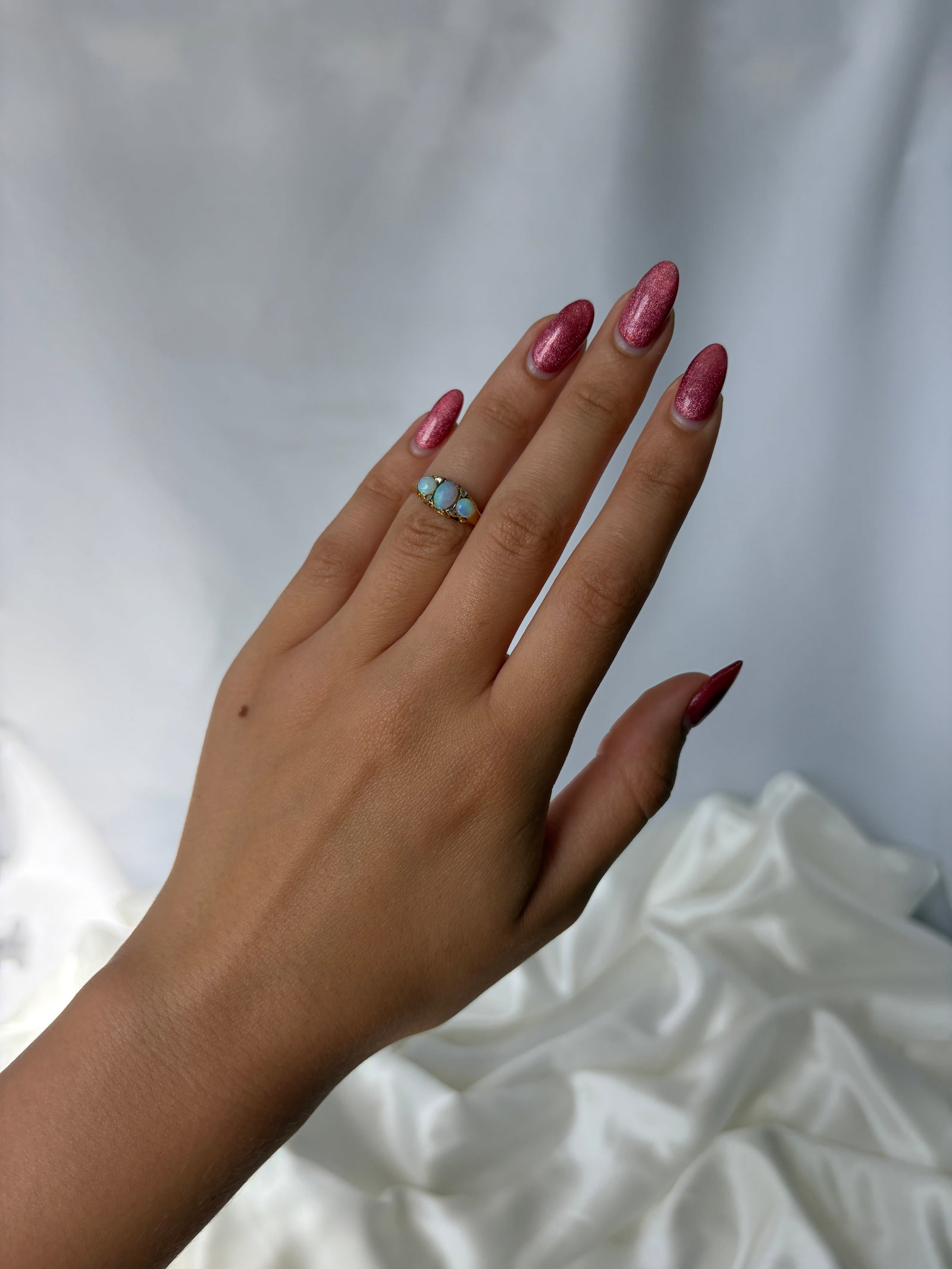 ANTIQUE 18CT YELLOW GOLD OPAL AND DIAMOND 3 STONE RING - 9