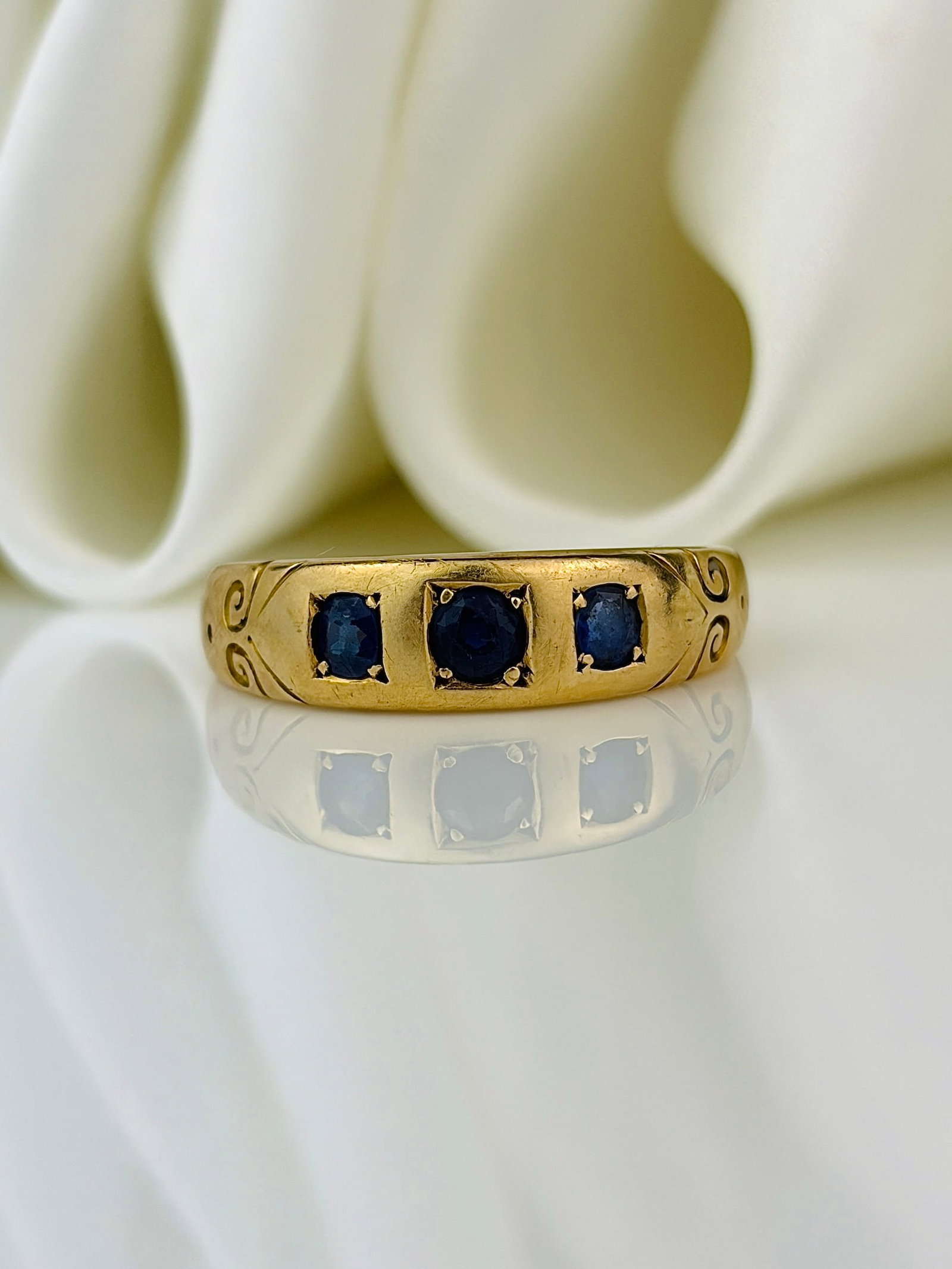antique chunky sapphire 3 stone ring in 18ct yellow gold: antique chunky sapphire 3 stone ring in 18ct yellow gold Lovely heavy sapphire ring 