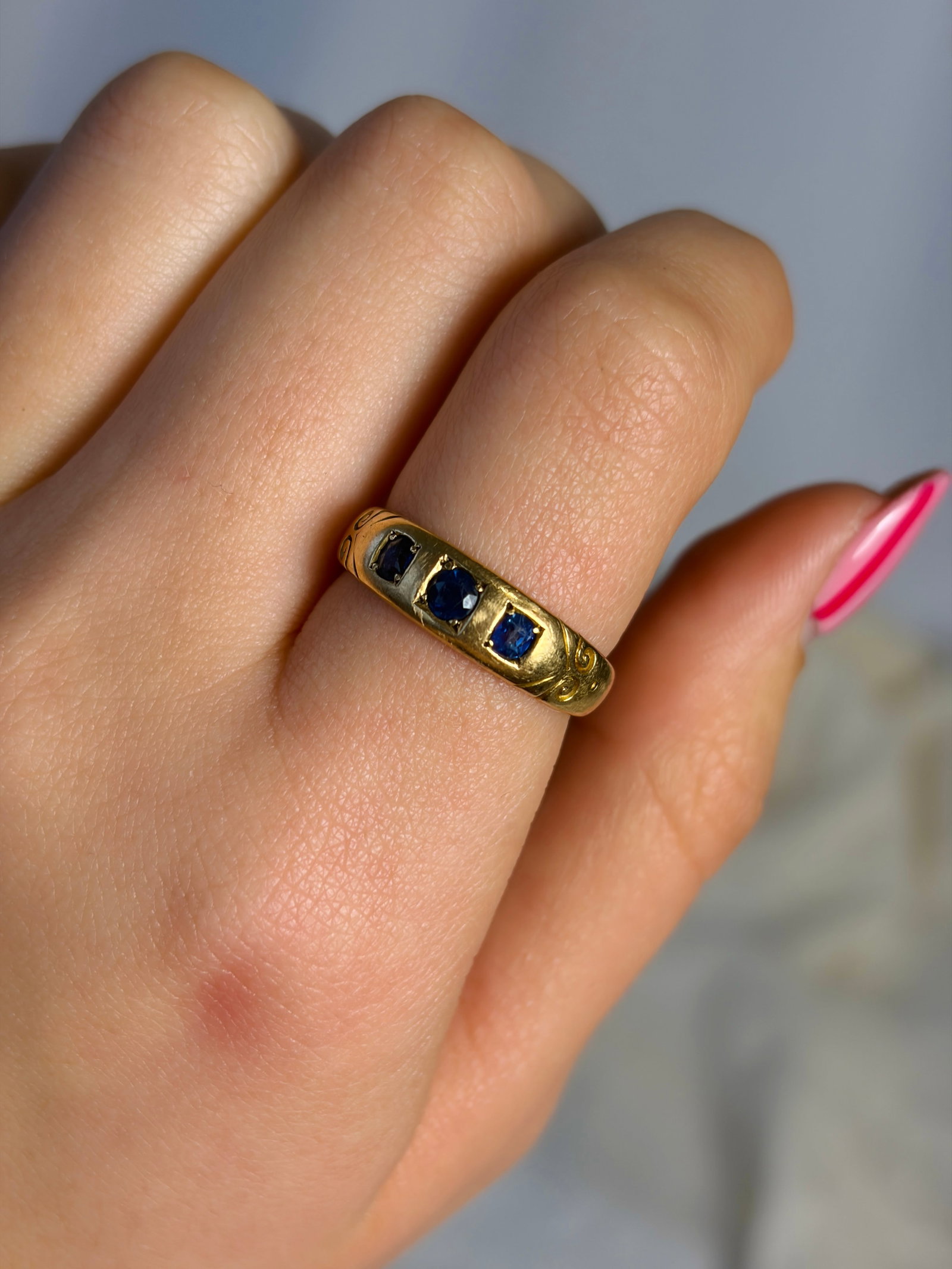 antique chunky sapphire 3 stone ring in 18ct yellow gold - 8