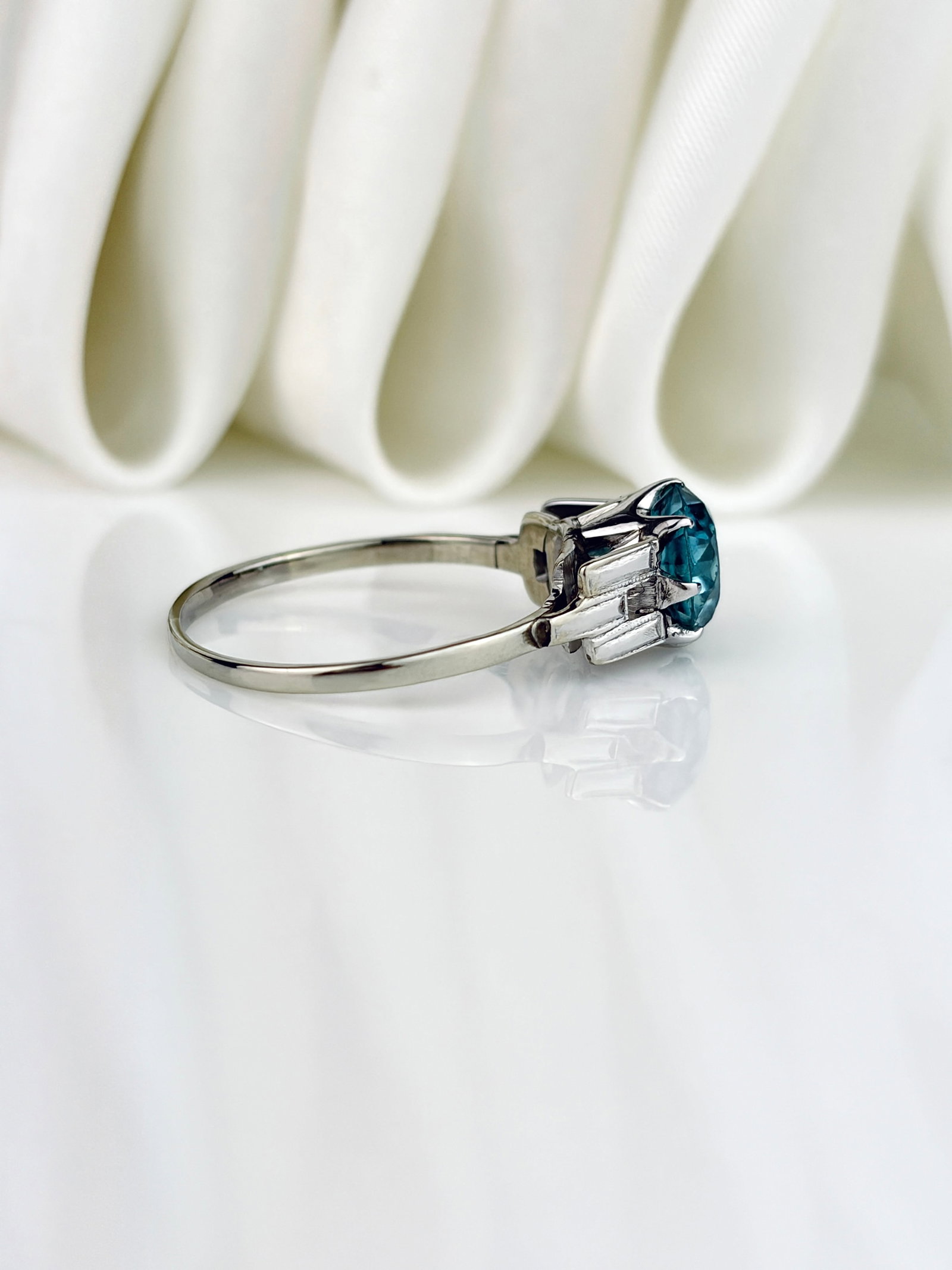 Vintage 9ct White Gold Blue Topaz Solitaire Ring - 2