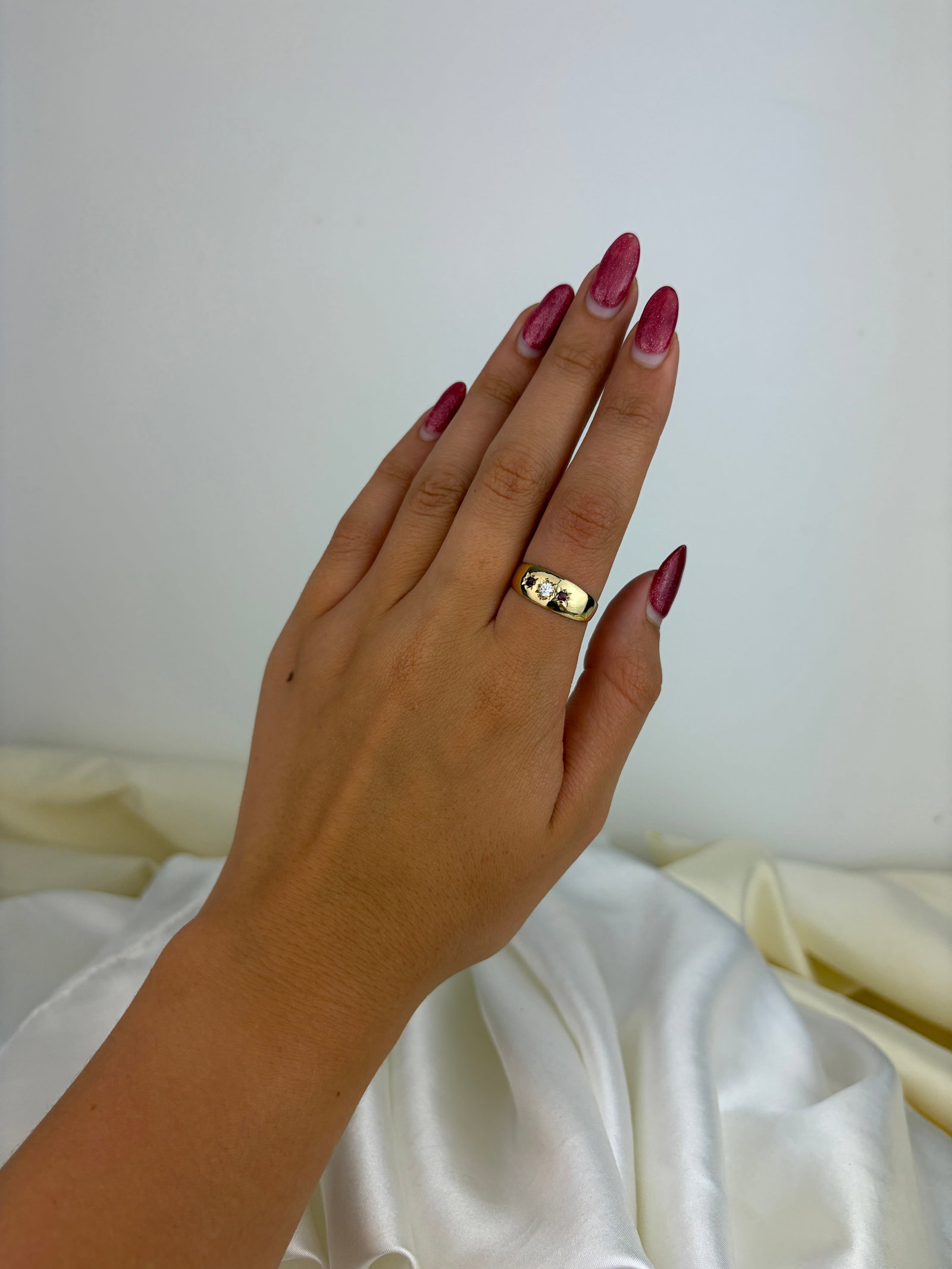 Vintage c.1980 9ct Yellow Gold Diamond and Garnet 3 Stone Star Ring - 7