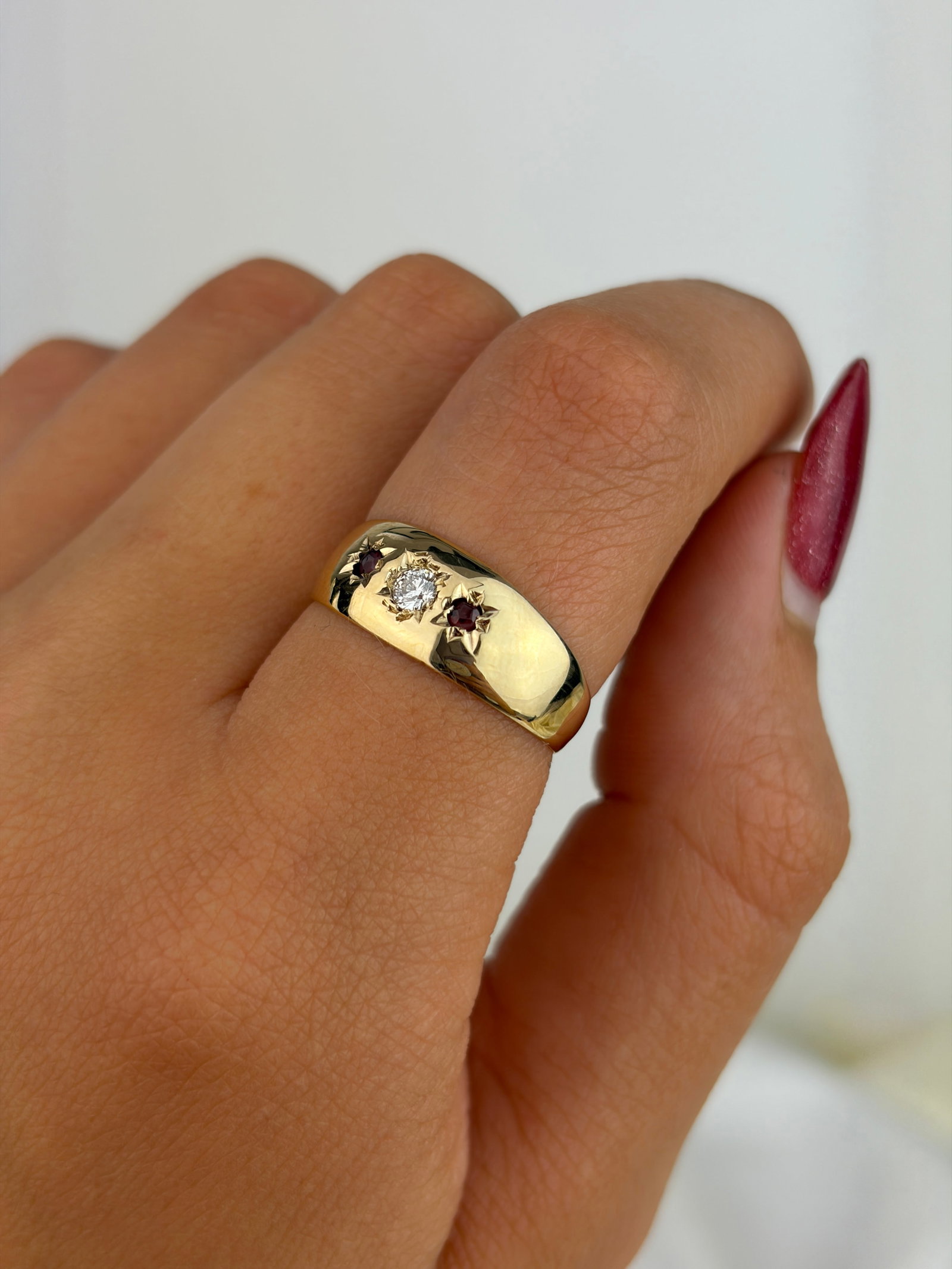 Vintage c.1980 9ct Yellow Gold Diamond and Garnet 3 Stone Star Ring - 8