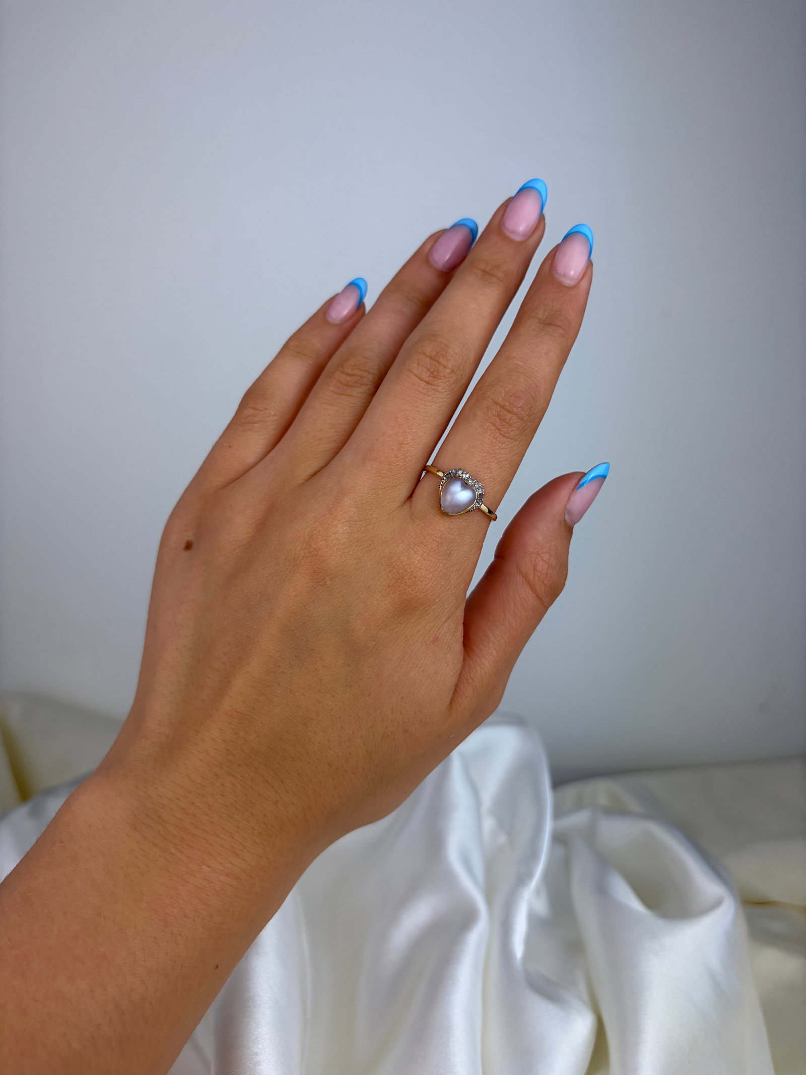 ANTIQUE 15CT YELLOW GOLD MOONSTONE AND DIAMOND HEART HALO RING - 7