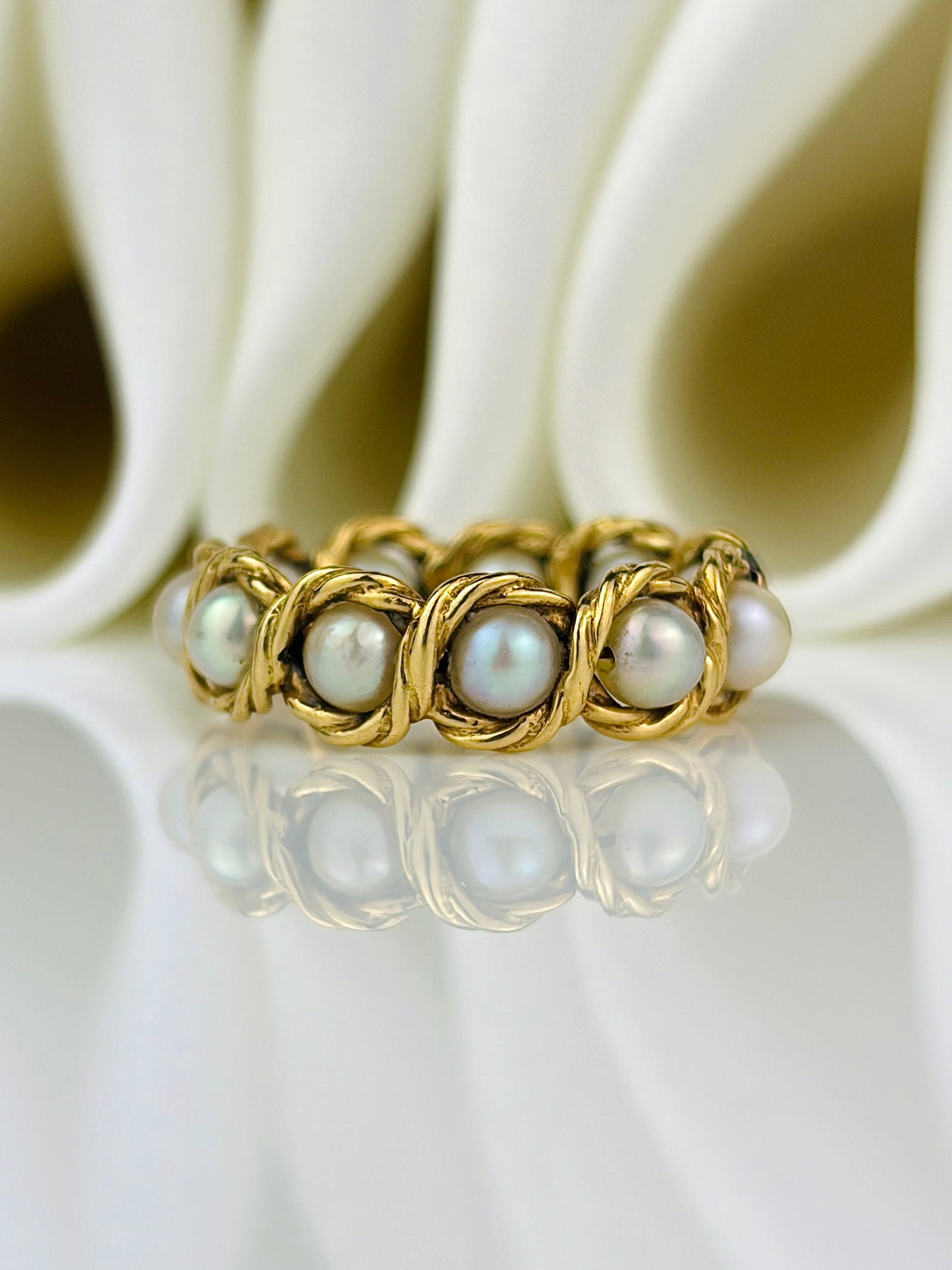 WONDERFUL 9CT GOLD PEARL FULL ETERNITY BAND RING: WONDERFUL 9CT GOLD PEARL FULL ETERNITY BAND RING Beautiful ring where the pearls are threaded in the centre and set in 9ct gold. The pearls spin!