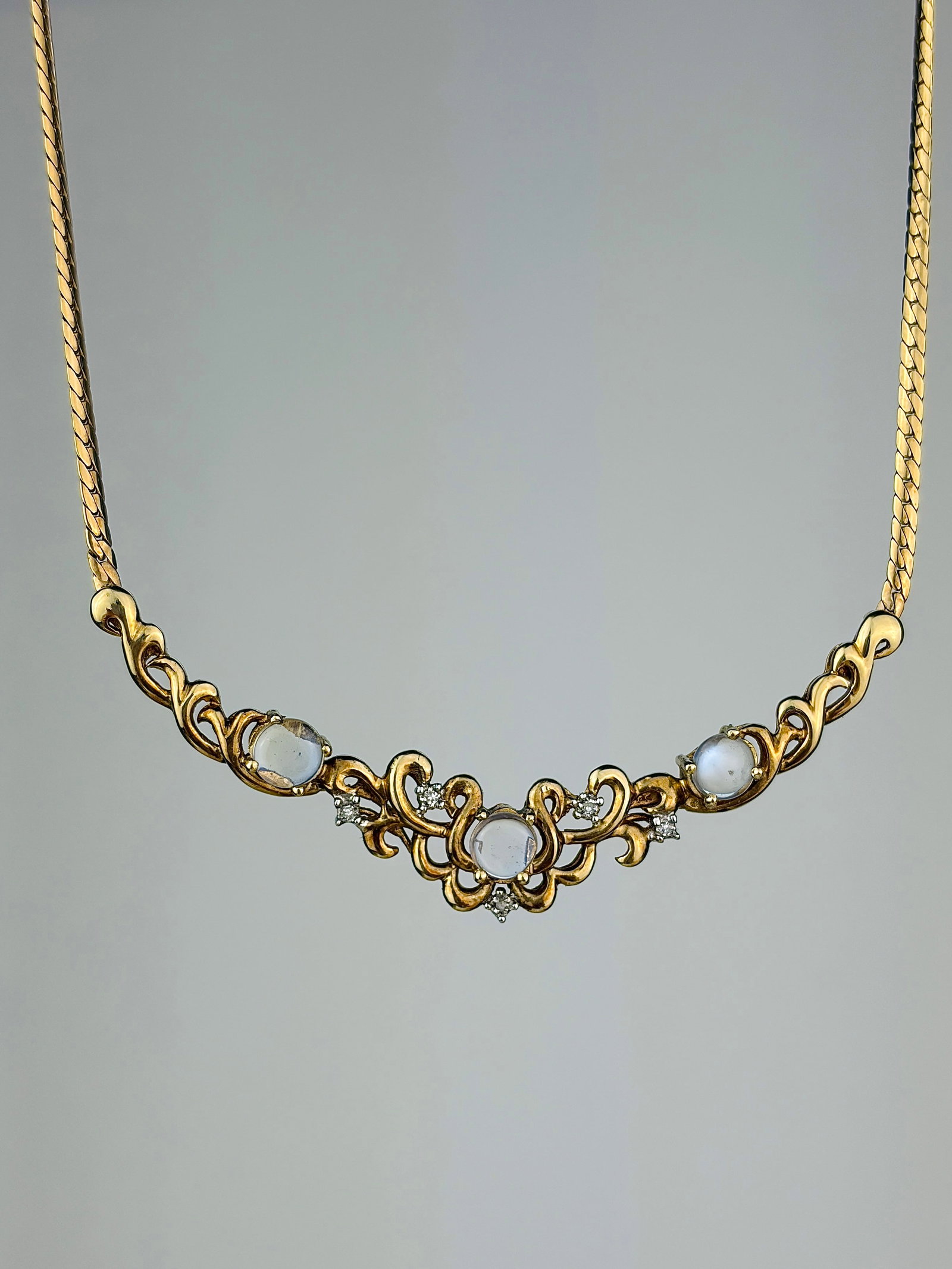 moonstone and diamond 9ct gold necklace: moonstone and diamond 9ct gold necklace Stunningly detailed necklace!