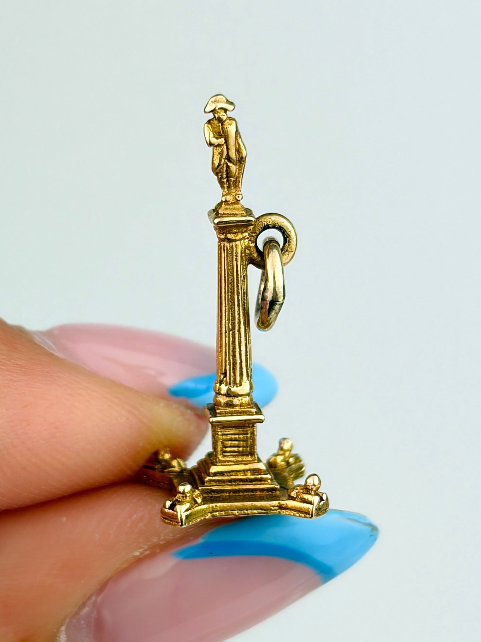 VINTAGE 9CT GOLD NELSON'S COLUMN CHARM: VINTAGE 9CT GOLD NELSON'S COLUMN CHARM