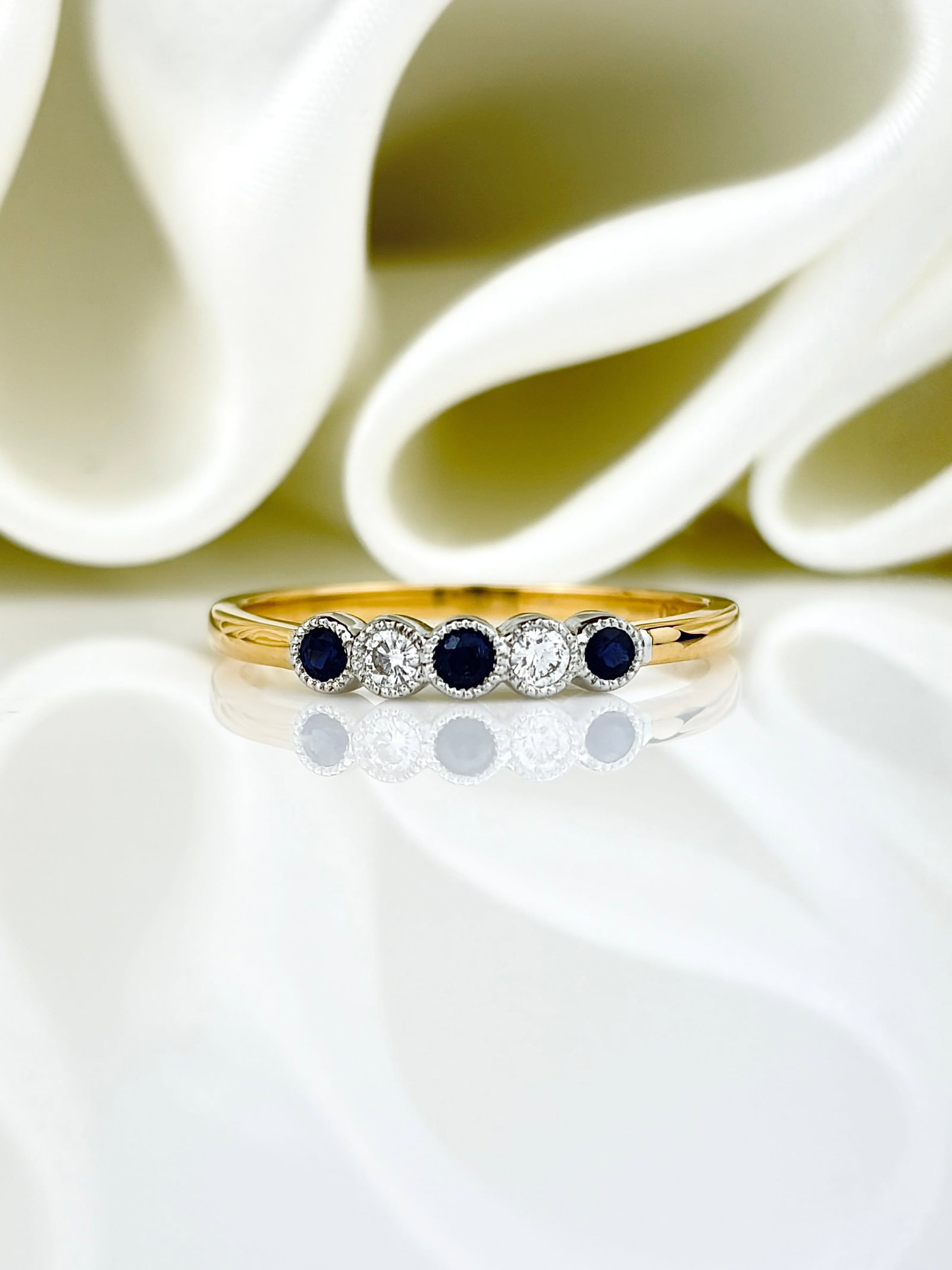 Sweet 18ct Yellow Gold Sapphire And Diamond 5 Stone Ring: Sweet 18ct Yellow Gold Sapphire And Diamond 5 Stone Ring