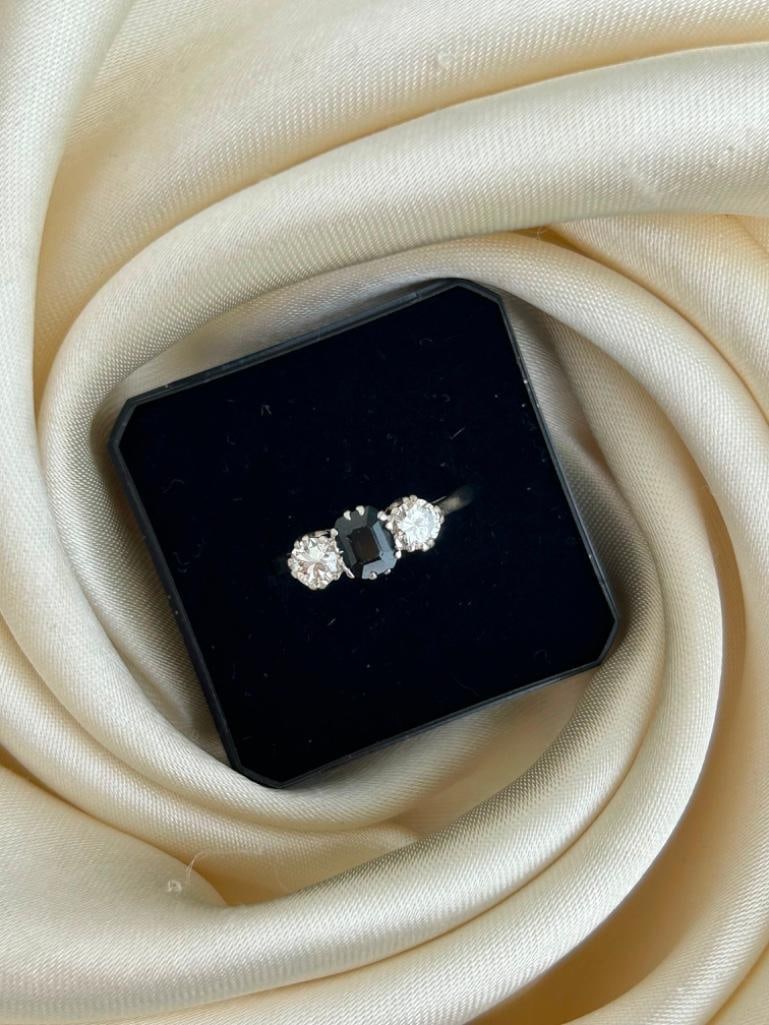 Antique Sapphire and Diamond 3 Stone Ring in Platinum - 4