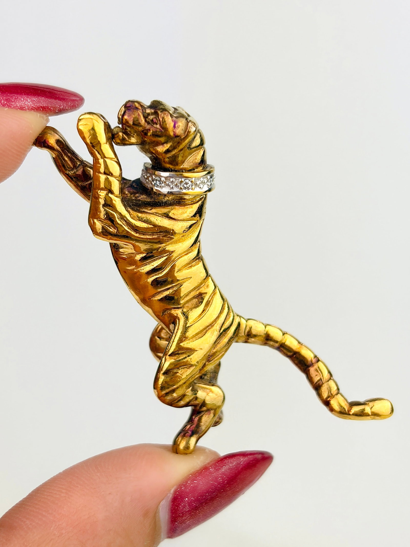 Vintage unusual 9ct Gold Diamond Collar Tiger Brooch - 2