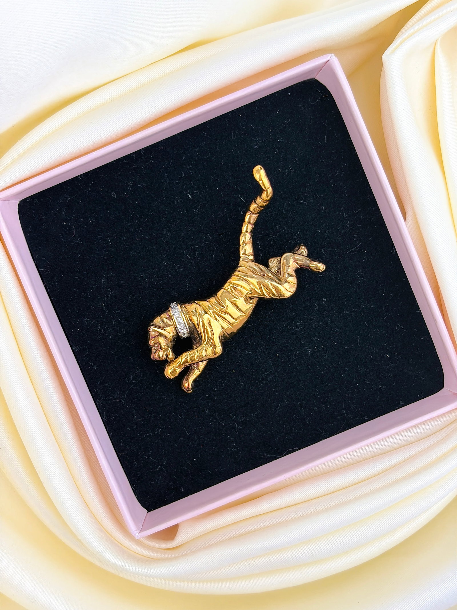 Vintage unusual 9ct Gold Diamond Collar Tiger Brooch - 6