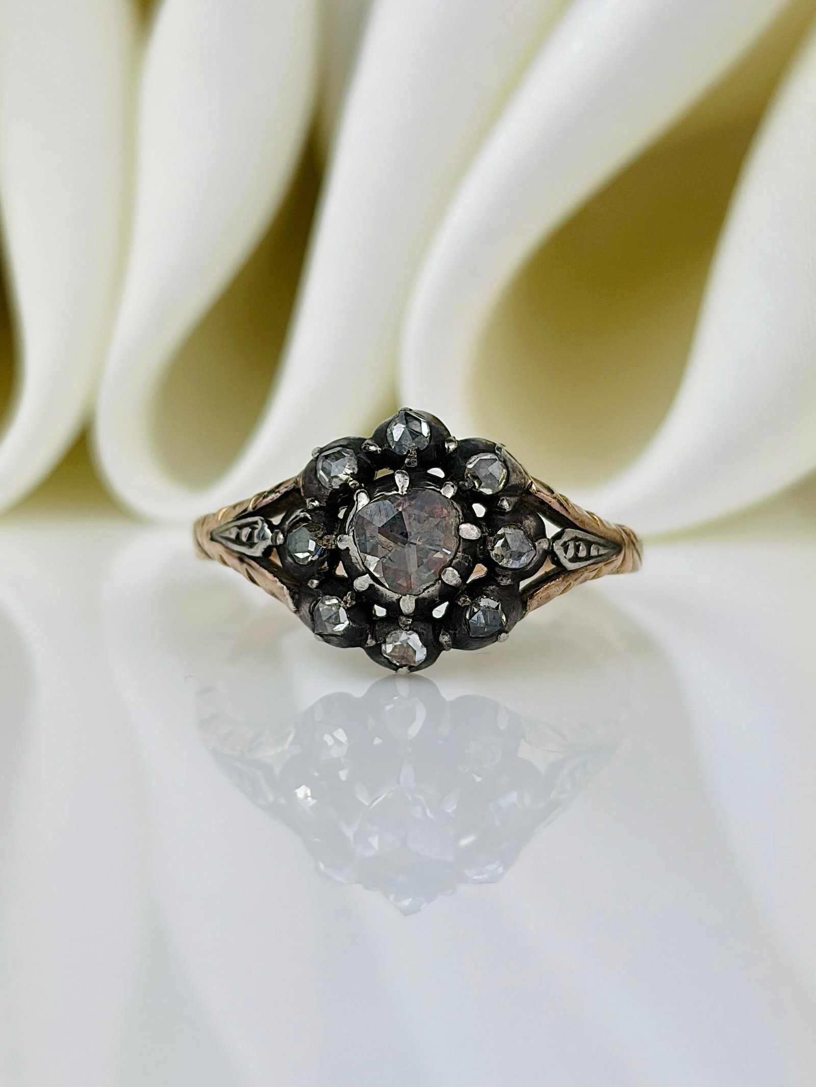ANTIQUE ROSE CUT DIAMOND CLUSTER RING IN 15CT GOLD: ANTIQUE ROSE CUT DIAMOND CLUSTER RING IN GOLD Amazing ring with the most beautiful rose cut diamonds!