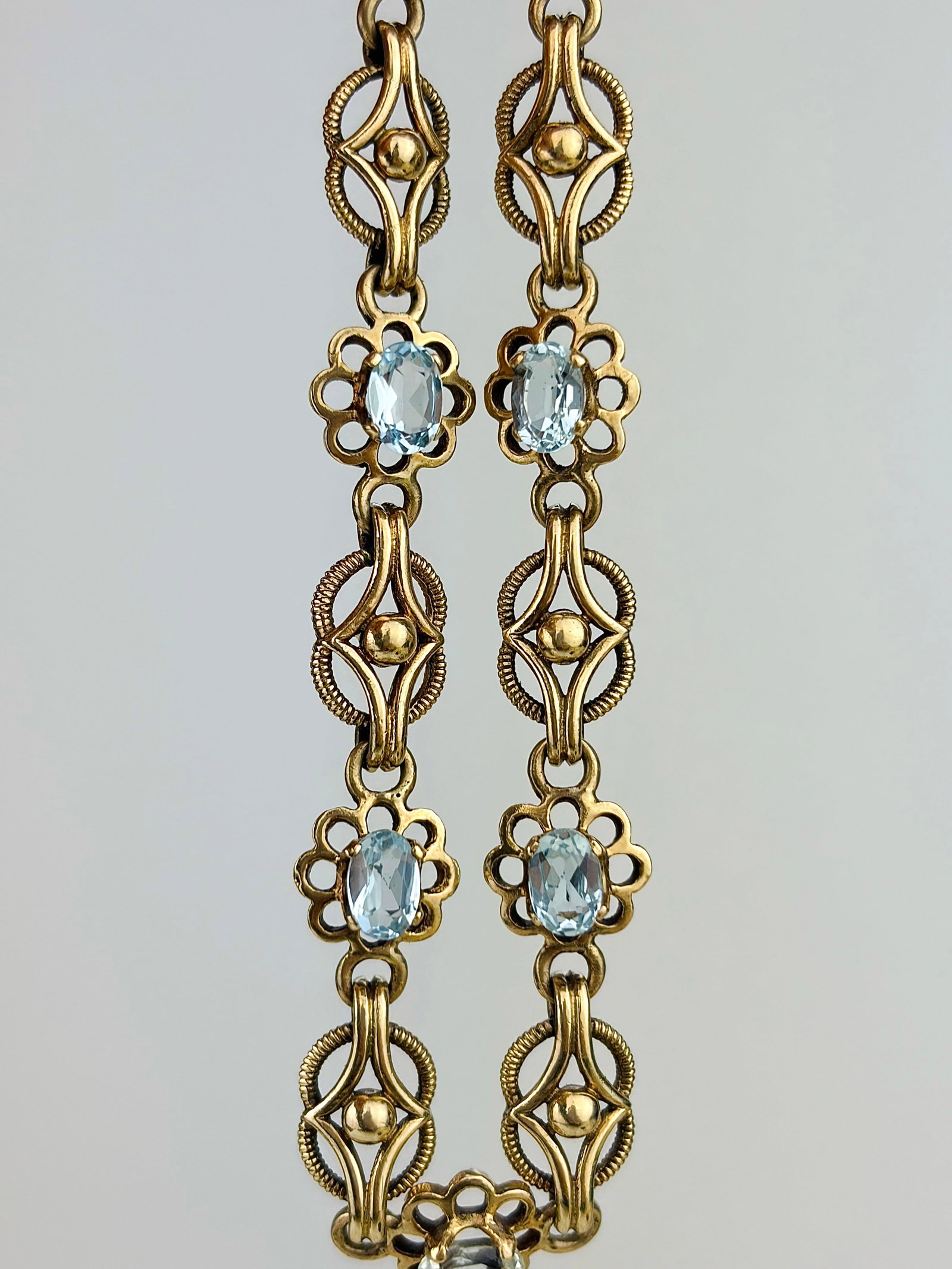 WONDERFUL 9CT GOLD AQUAMARINE BRACELET: WONDERFUL 9CT GOLD AQUAMARINE BRACELET There is a matching necklace available, lot 6. Gorgeous bracelet with aquamarine stones set in flower settings, spaced by an ornate lattice links!