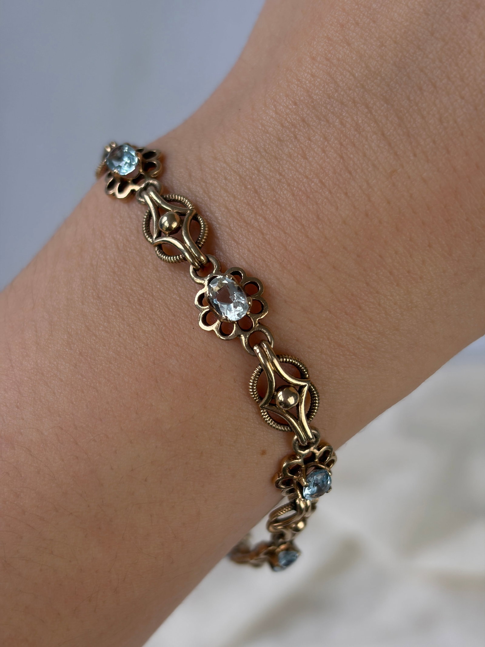 WONDERFUL 9CT GOLD AQUAMARINE BRACELET - 9