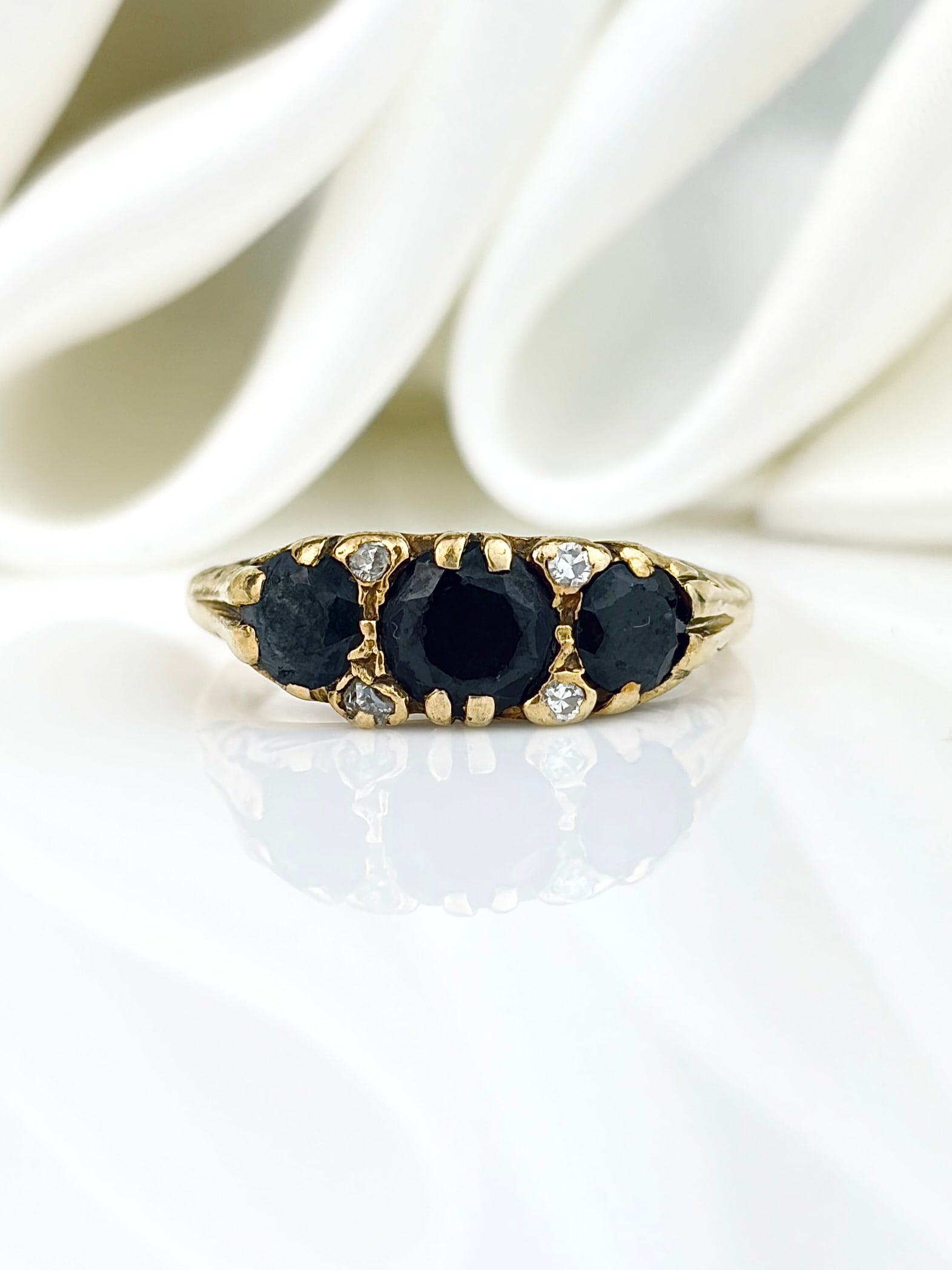 Vintage 18ct Yellow Gold Sapphire and Diamond 3 Stone Ring: Vintage 18ct Yellow Gold Sapphire and Diamond 3 Stone Ring
