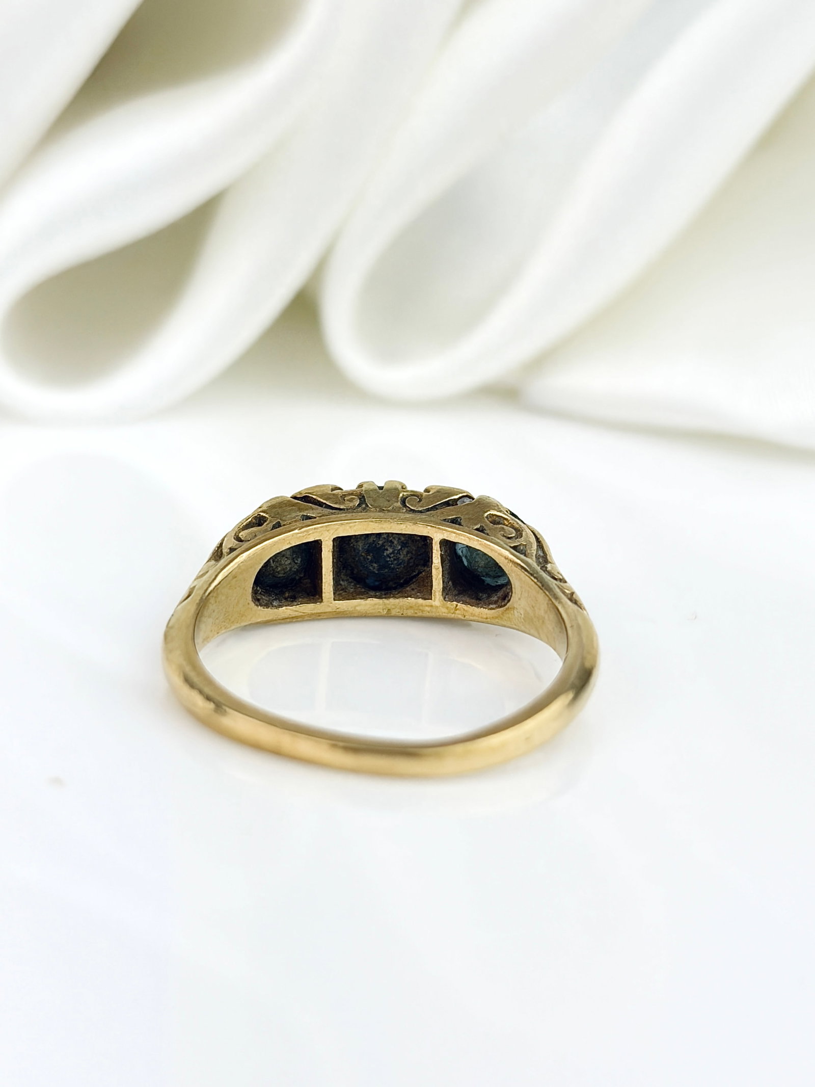 Vintage 18ct Yellow Gold Sapphire and Diamond 3 Stone Ring - 3