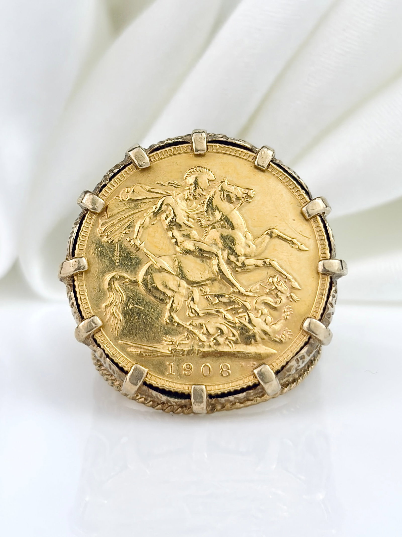 HEAVY C.1902 FULL SOVEREIGN SET INTO VINTAGE SIGNET RING: HEAVY C.1902 FULL SOVEREIGN SET INTO VINTAGE SIGNET RING A 1902 22ct gold sovereign made into a ring made of 9ct gold in 1978. 