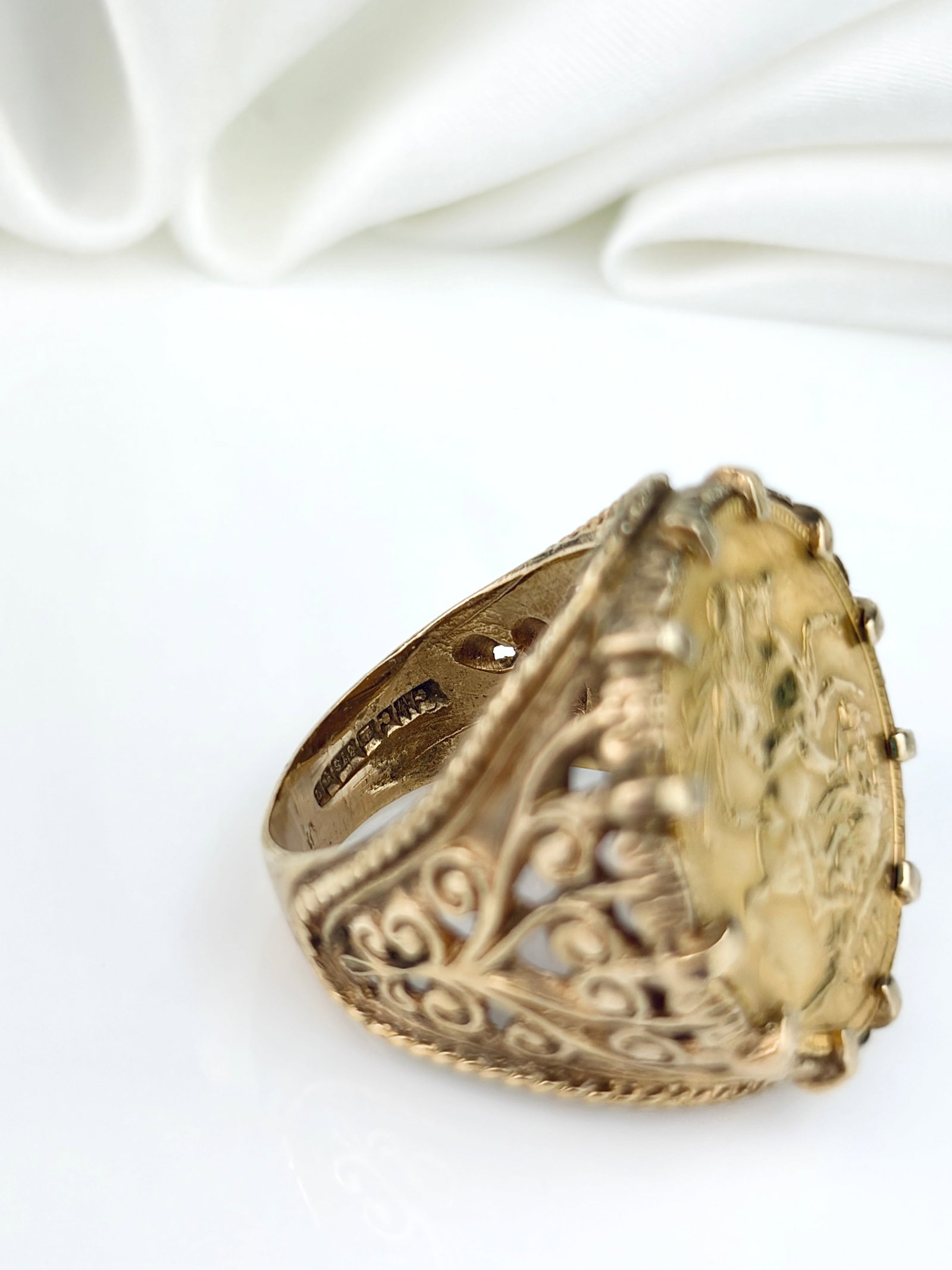 HEAVY C.1902 FULL SOVEREIGN SET INTO VINTAGE SIGNET RING - 4