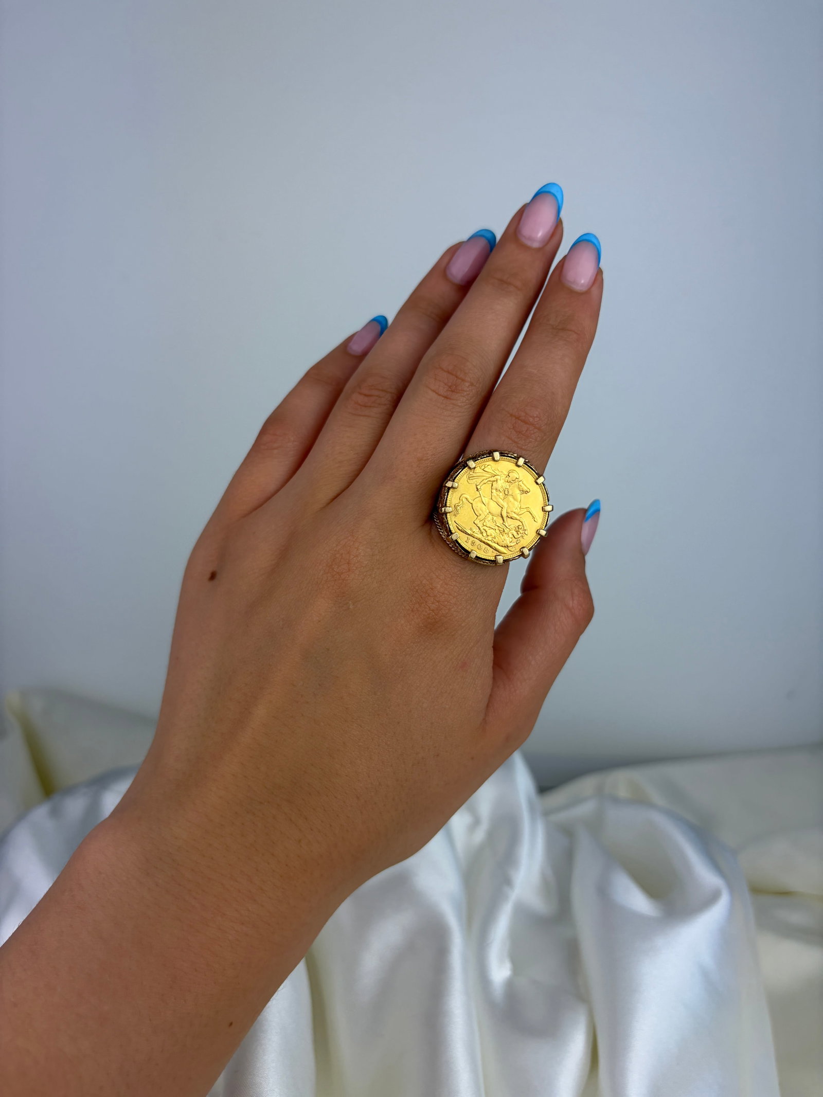 HEAVY C.1902 FULL SOVEREIGN SET INTO VINTAGE SIGNET RING - 7