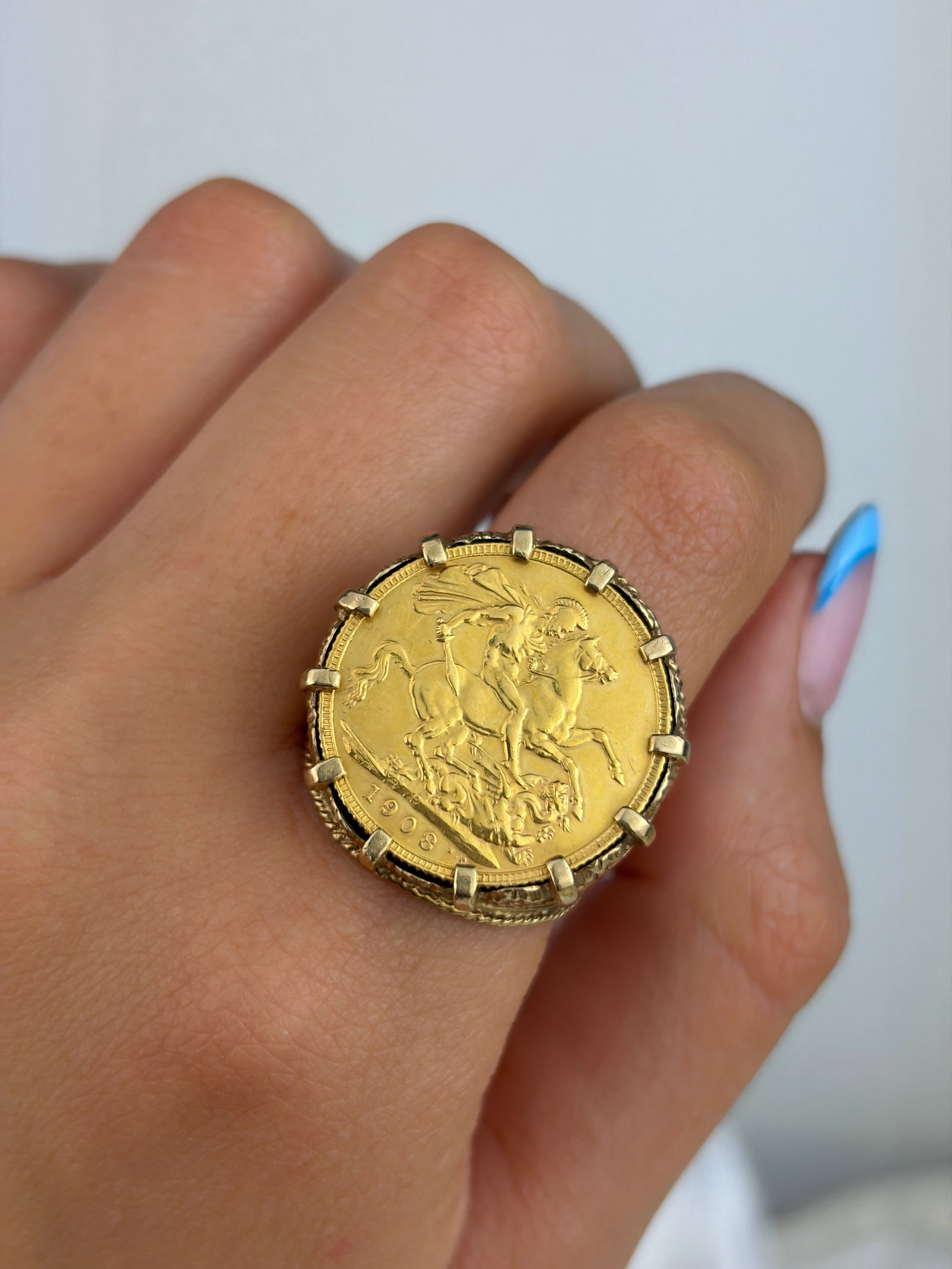 HEAVY C.1902 FULL SOVEREIGN SET INTO VINTAGE SIGNET RING - 8