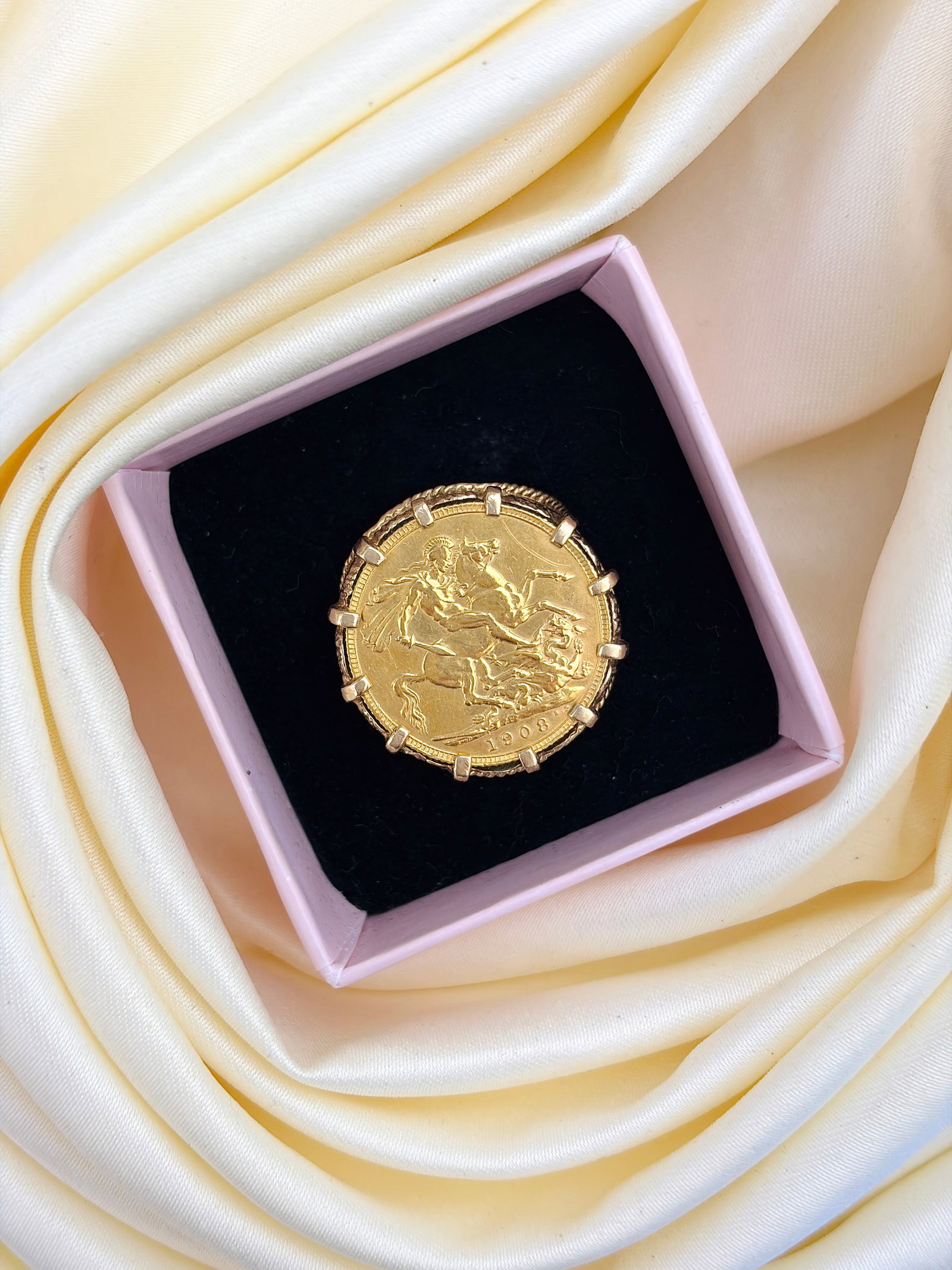 HEAVY C.1902 FULL SOVEREIGN SET INTO VINTAGE SIGNET RING - 9