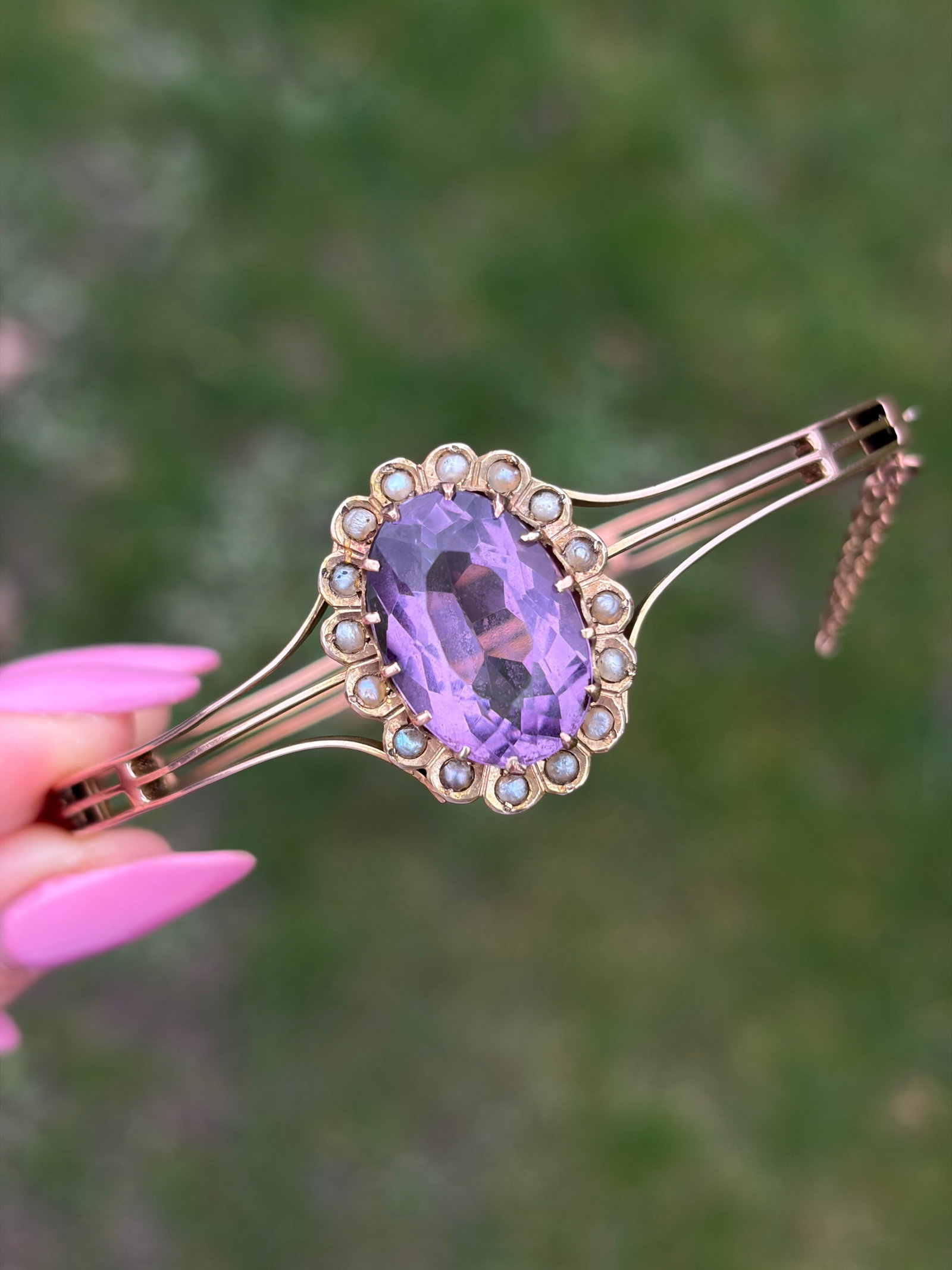 ANTIQUE LARGE AMETHYST AND PEARL GOLD BANGLE / BRACELET - 10
