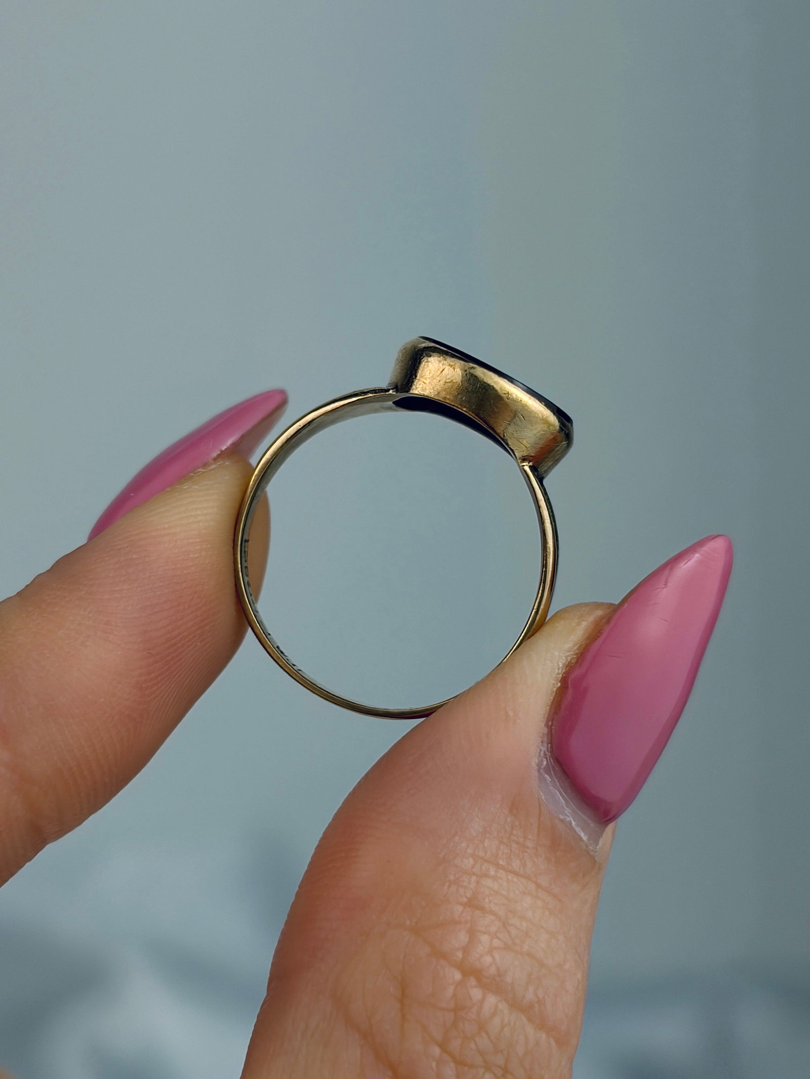 ANTIQUE 9CT YELLOW GOLD CARNELIAN SIGNET RING - 6