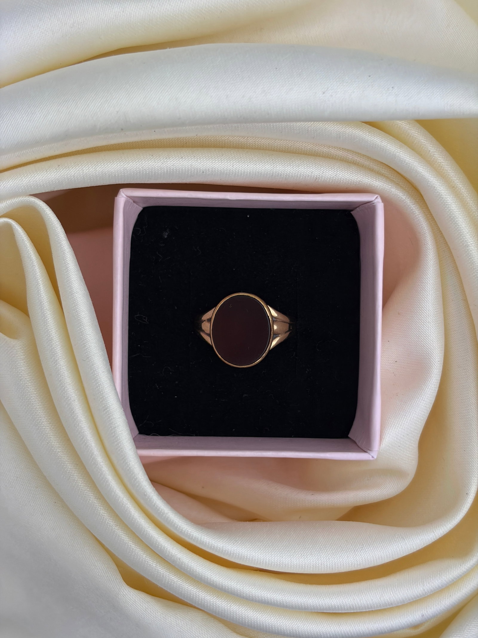 ANTIQUE 9CT YELLOW GOLD CARNELIAN SIGNET RING - 7