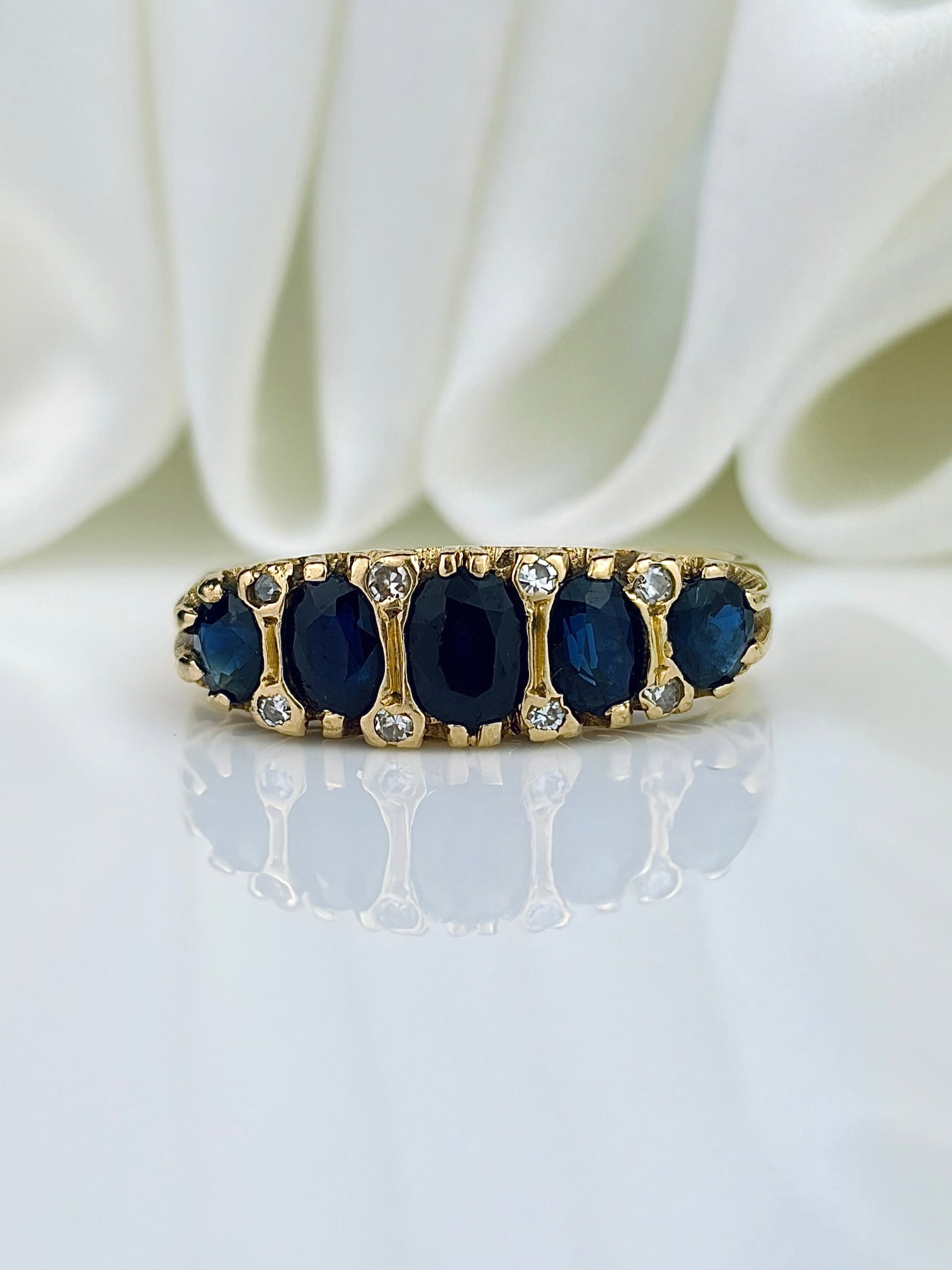 ANTIQUE 18CT YELLOW GOLD SAPPHIRE 5 STONE RING WITH DIAMOND POINTS: ANTIQUE 18CT YELLOW GOLD SAPPHIRE 5 STONE RING WITH DIAMOND POINTS Beautiful sapphire ring!