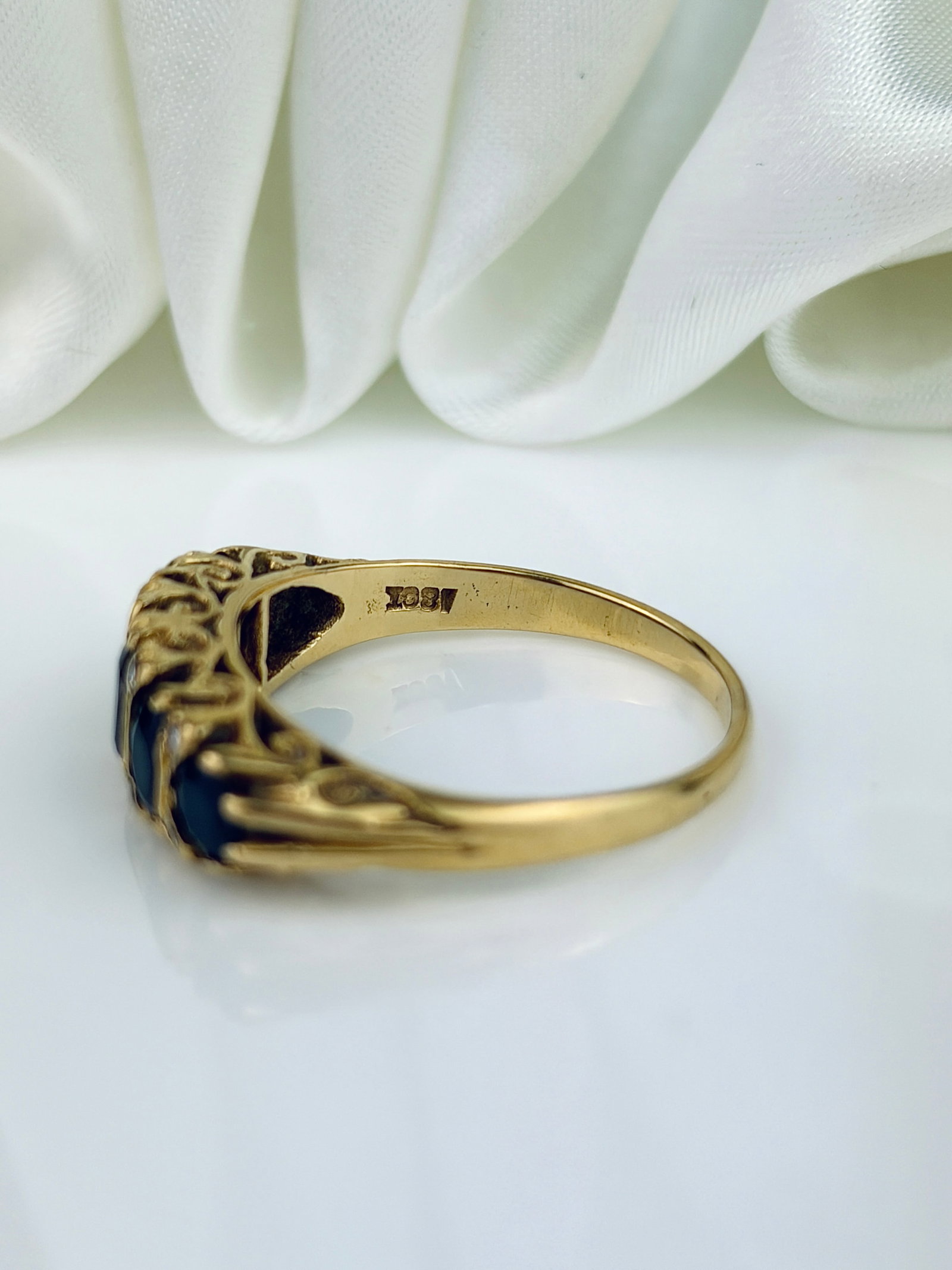 ANTIQUE 18CT YELLOW GOLD SAPPHIRE 5 STONE RING WITH DIAMOND POINTS - 4