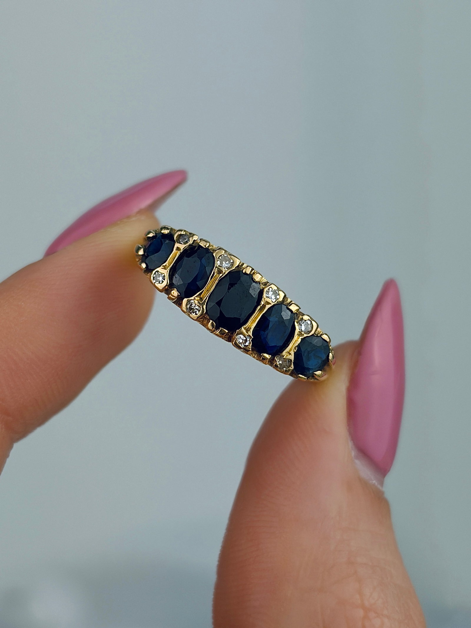 ANTIQUE 18CT YELLOW GOLD SAPPHIRE 5 STONE RING WITH DIAMOND POINTS - 5