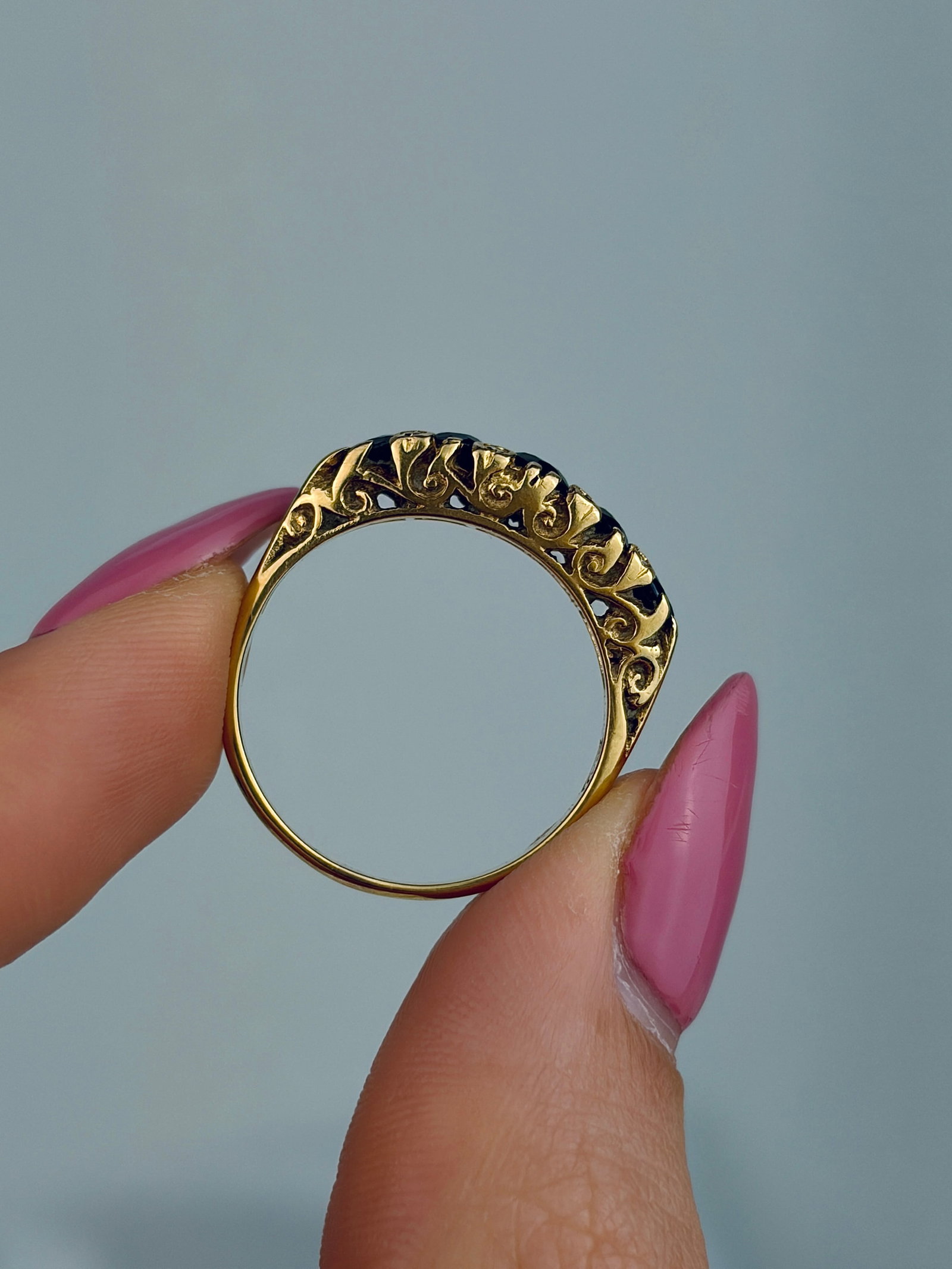 ANTIQUE 18CT YELLOW GOLD SAPPHIRE 5 STONE RING WITH DIAMOND POINTS - 6