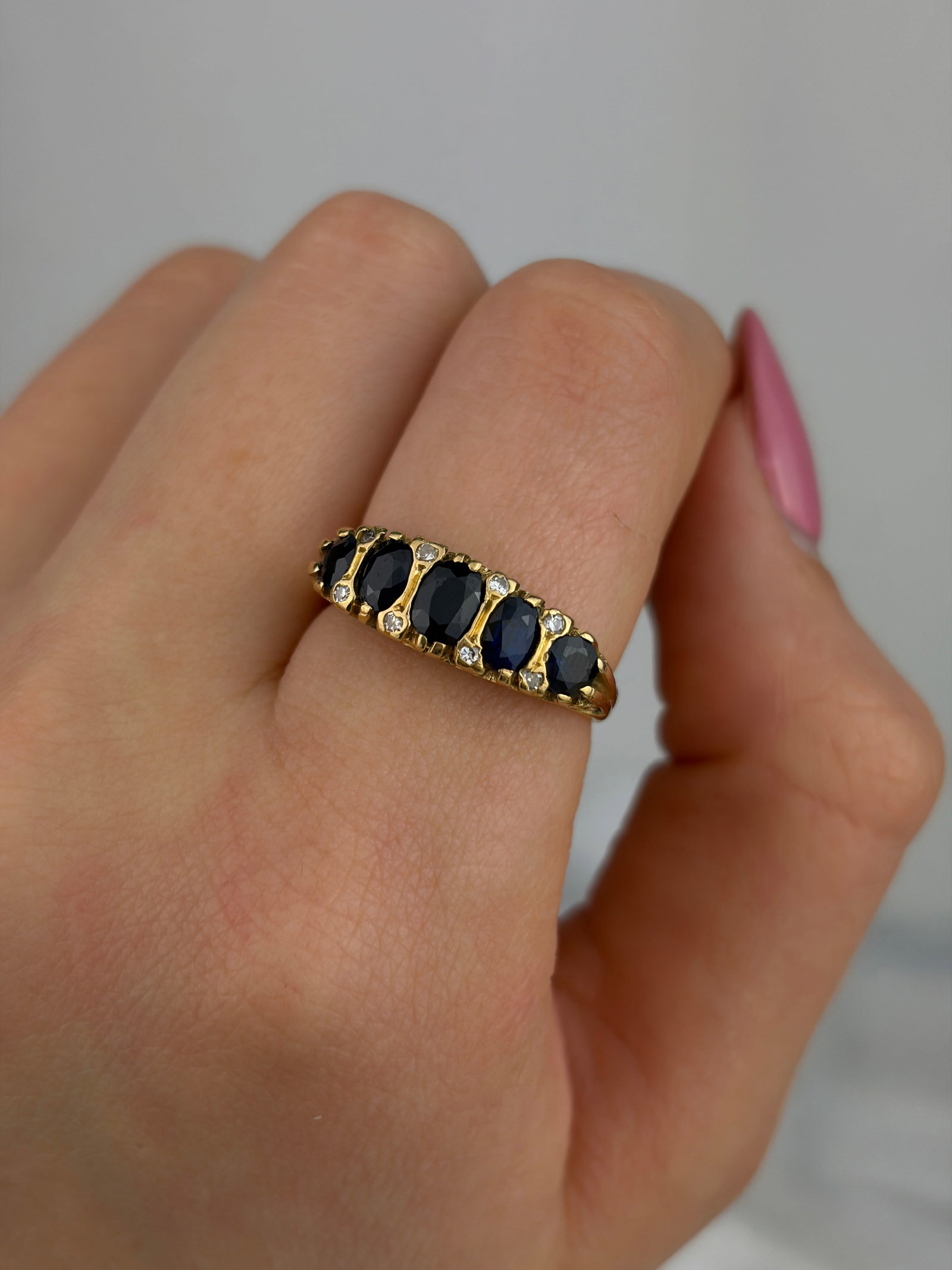 ANTIQUE 18CT YELLOW GOLD SAPPHIRE 5 STONE RING WITH DIAMOND POINTS - 8