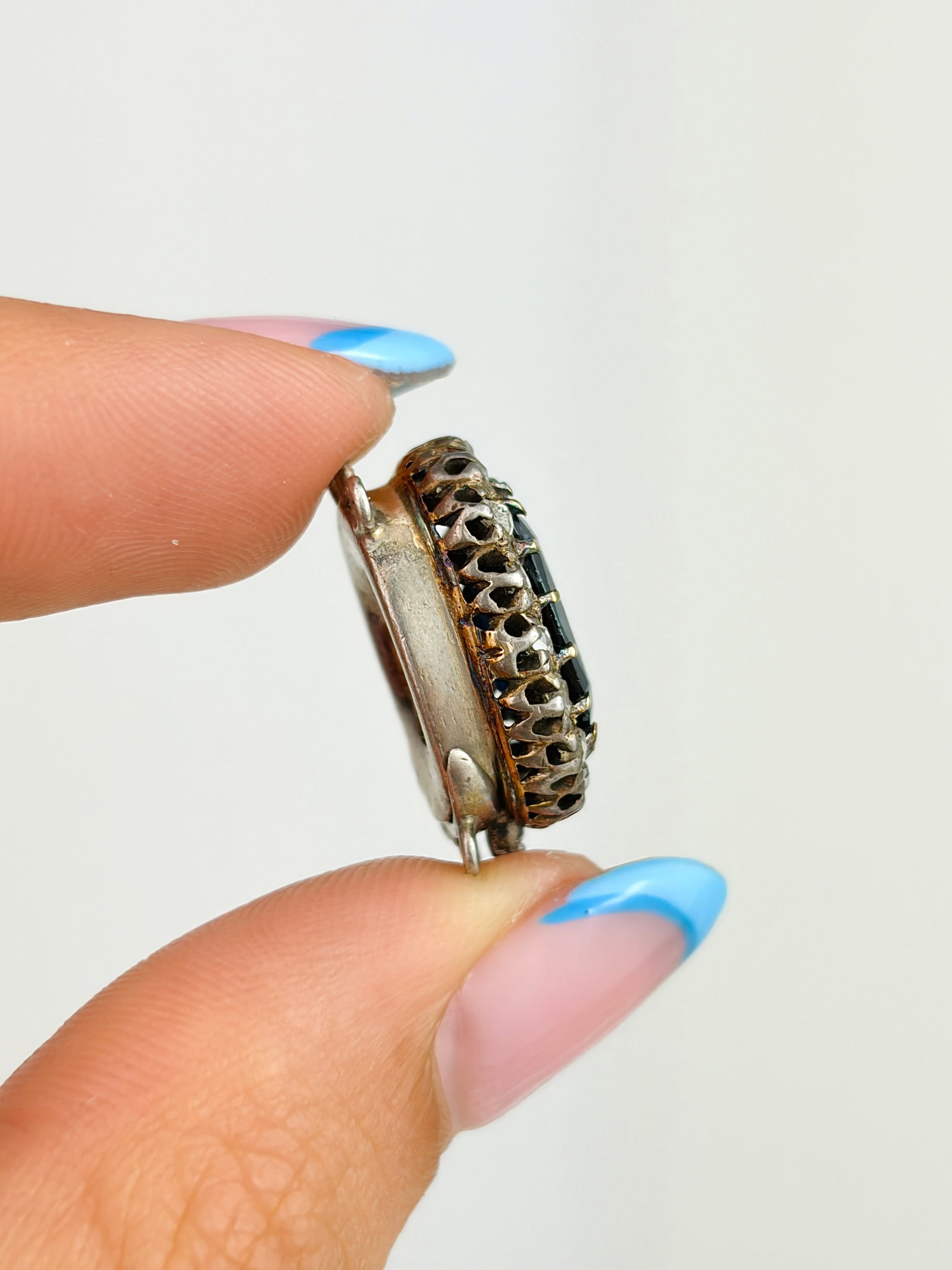 ANTIQUE SAPPHIRE AND DIAMOND CLUSTER CLASP IN WHITE GOLD - 2