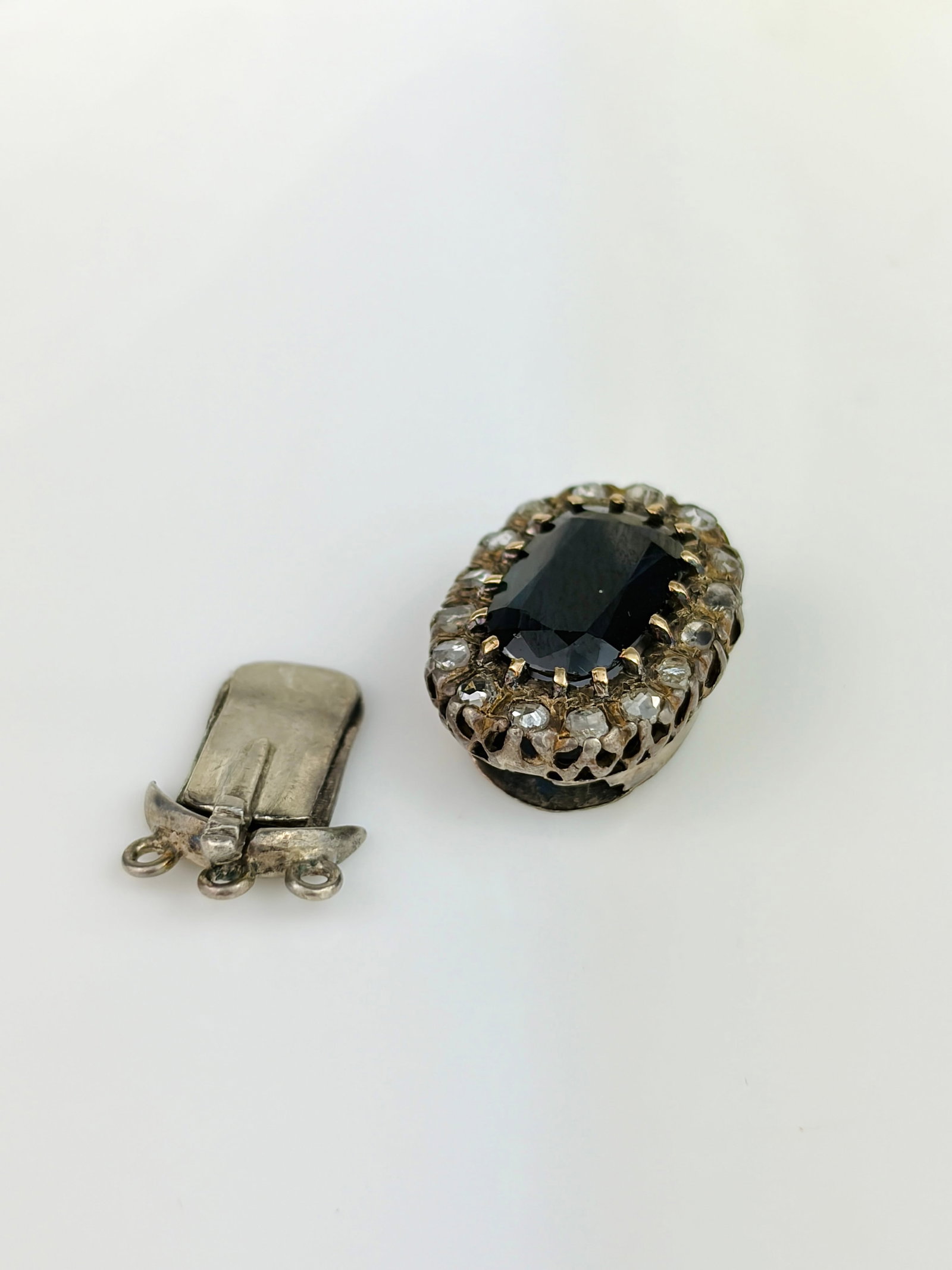 ANTIQUE SAPPHIRE AND DIAMOND CLUSTER CLASP IN WHITE GOLD - 4