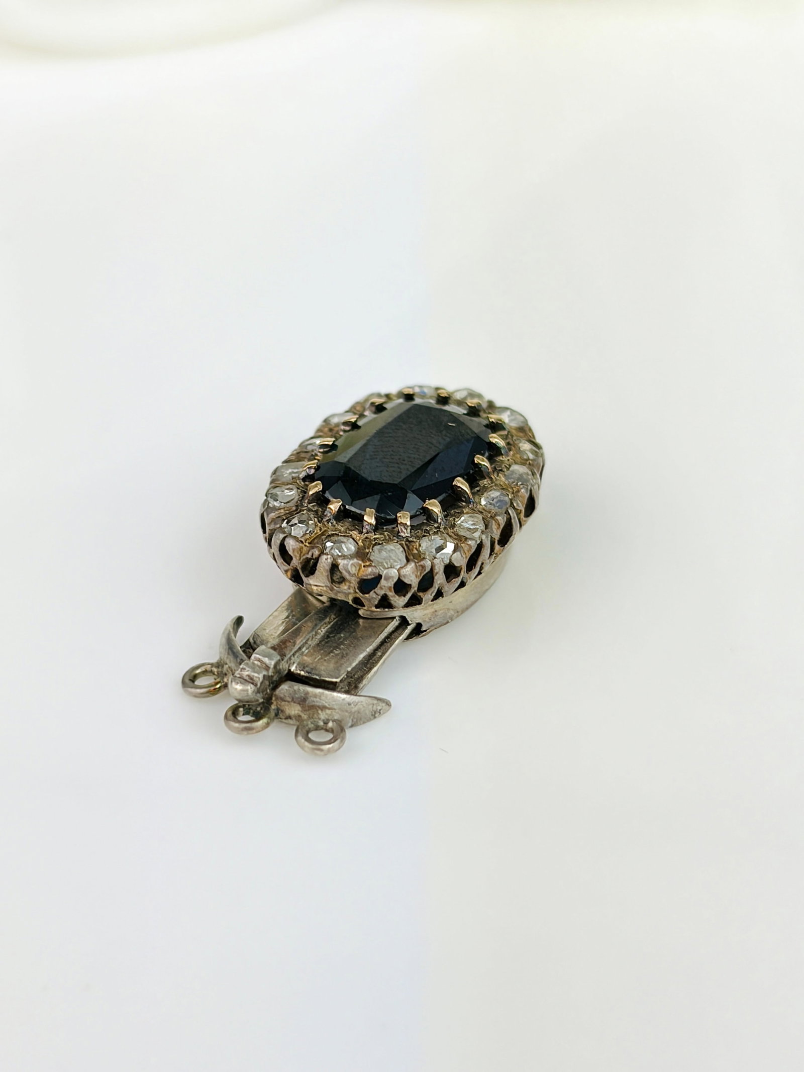 ANTIQUE SAPPHIRE AND DIAMOND CLUSTER CLASP IN WHITE GOLD - 5