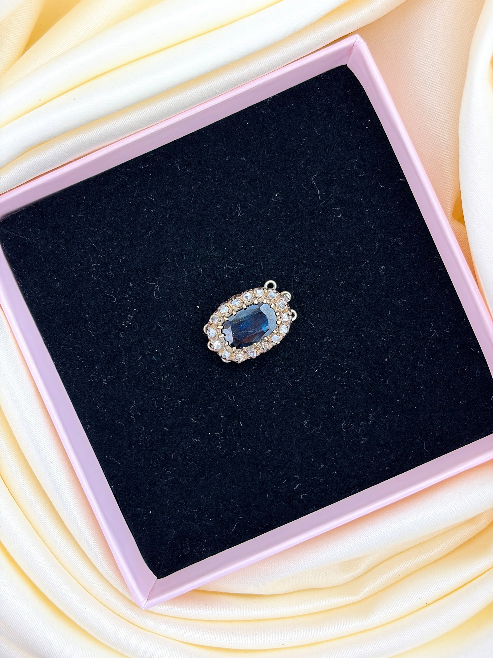 ANTIQUE SAPPHIRE AND DIAMOND CLUSTER CLASP IN WHITE GOLD - 6