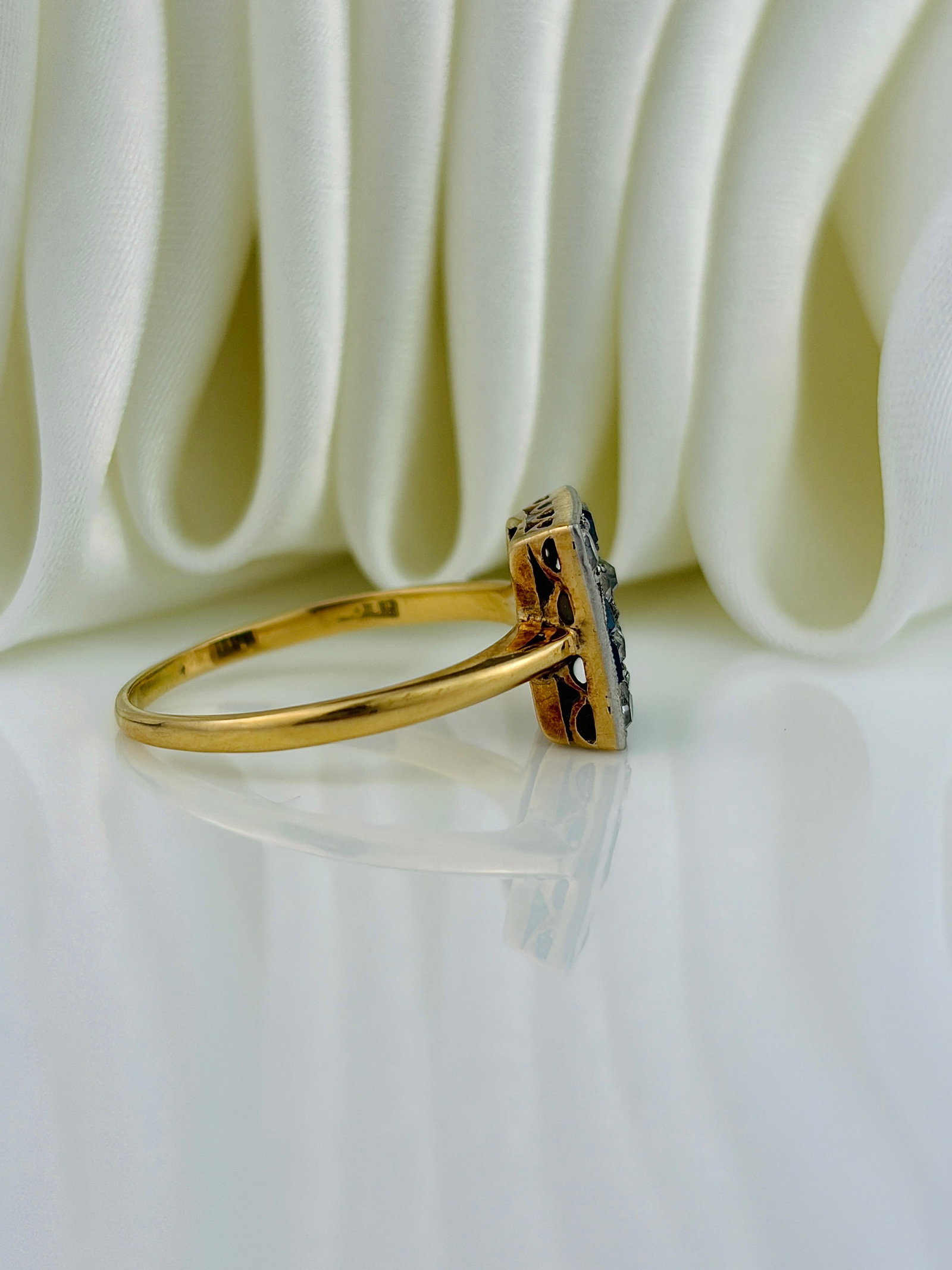 ANTIQUE ART DECO ERA 18CT YELLOW GOLD SAPPHIRE AND DIAMOND SQUARE RING - 3