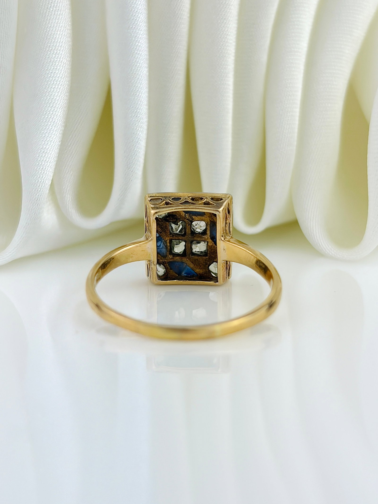ANTIQUE ART DECO ERA 18CT YELLOW GOLD SAPPHIRE AND DIAMOND SQUARE RING - 4