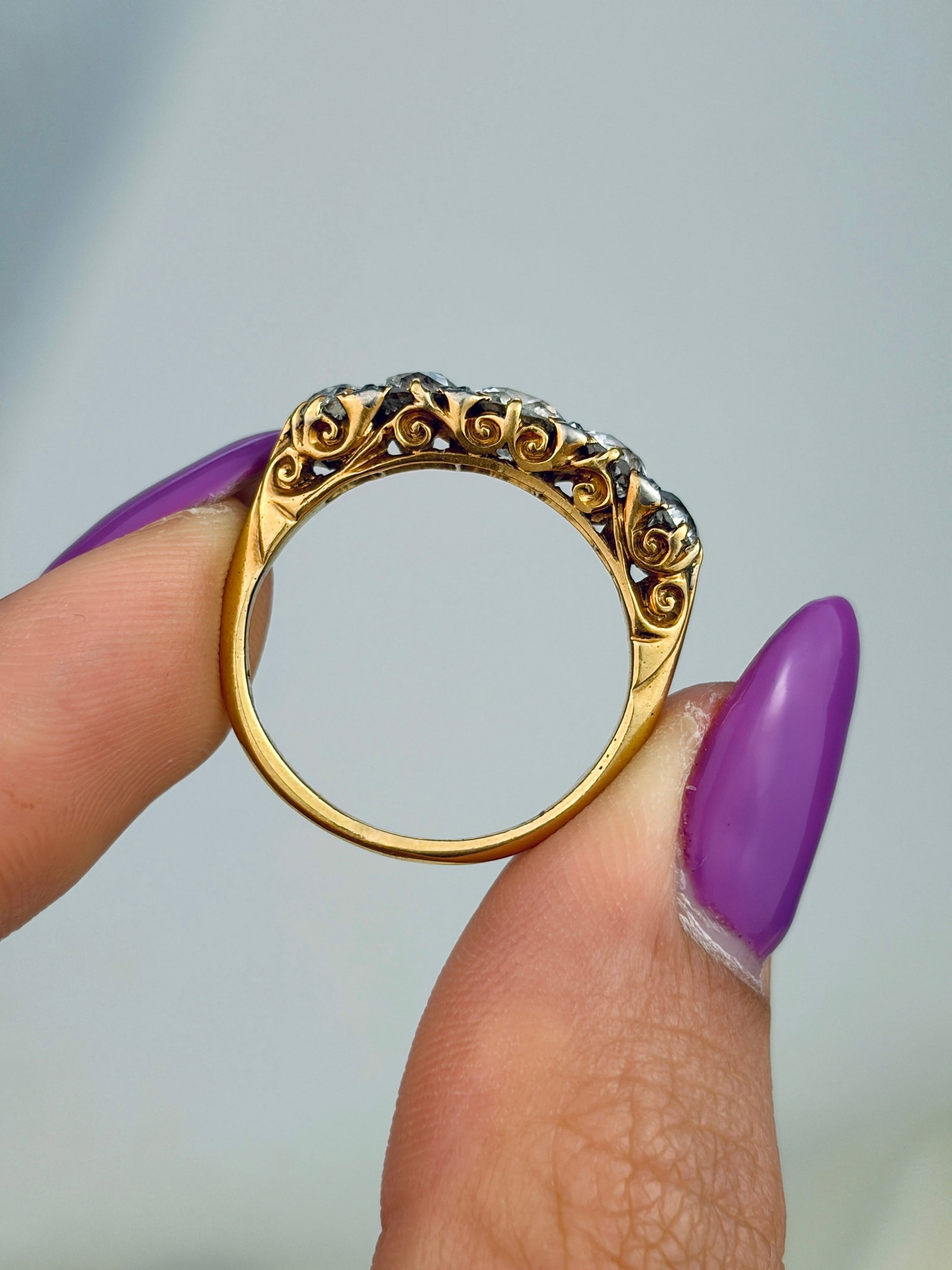 ANTIQUE 18CT YELLOW GOLD 1.80CT TOTAL DIAMOND 5 STONE RING WITH DIAMOND POINTS - 10