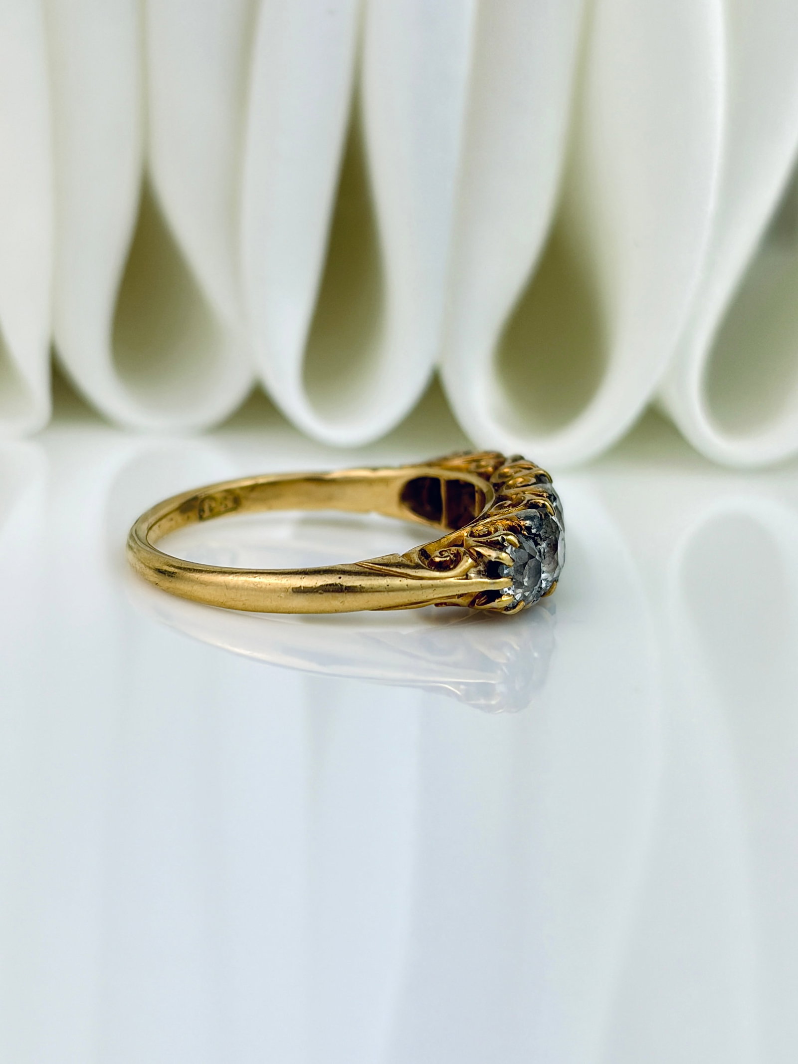 ANTIQUE 18CT YELLOW GOLD 1.80CT TOTAL DIAMOND 5 STONE RING WITH DIAMOND POINTS - 6