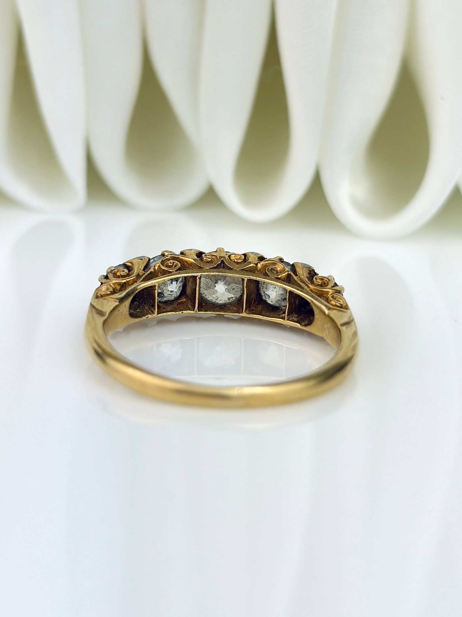 ANTIQUE 18CT YELLOW GOLD 1.80CT TOTAL DIAMOND 5 STONE RING WITH DIAMOND POINTS - 7