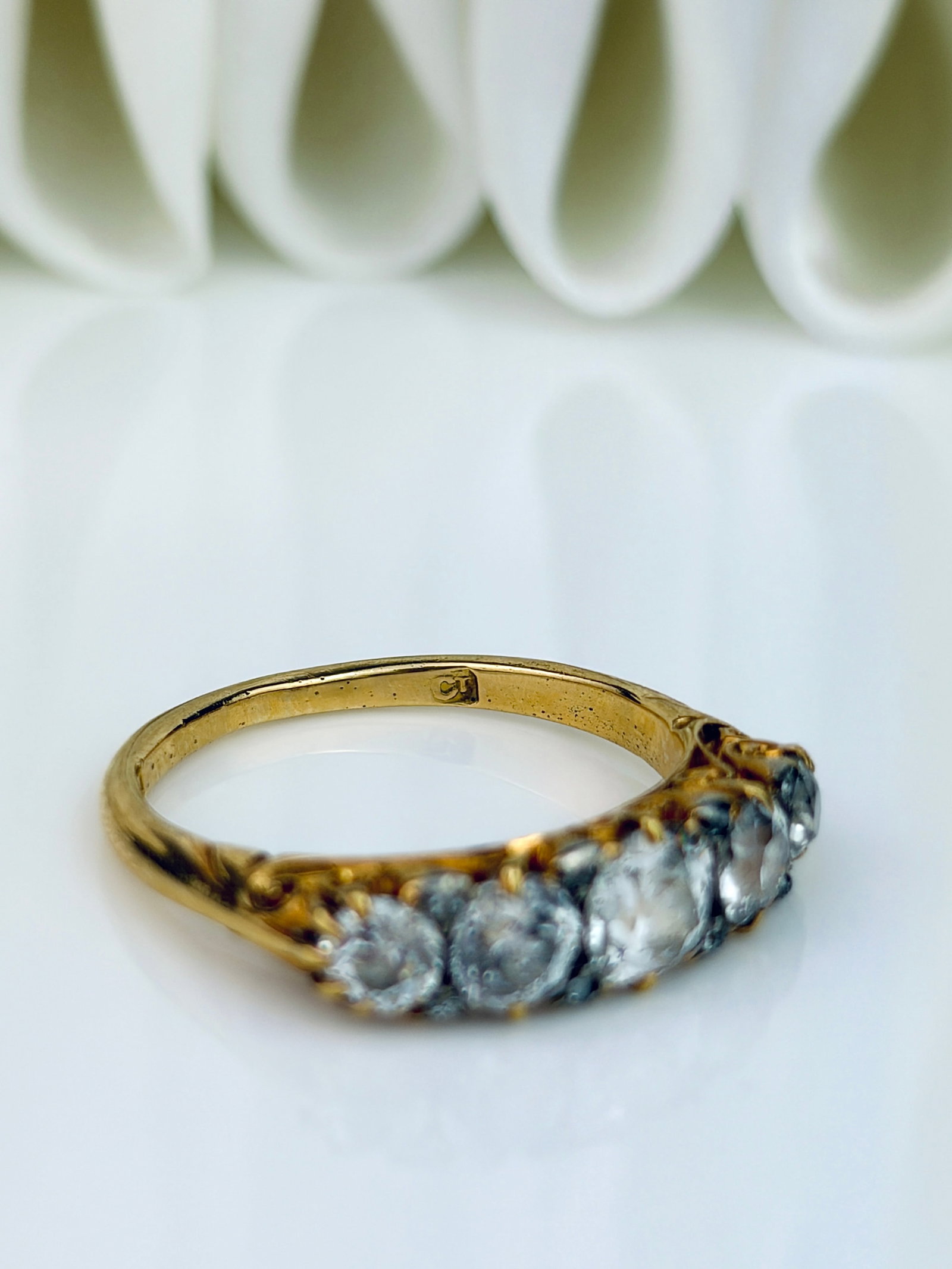 ANTIQUE 18CT YELLOW GOLD 1.80CT TOTAL DIAMOND 5 STONE RING WITH DIAMOND POINTS - 8