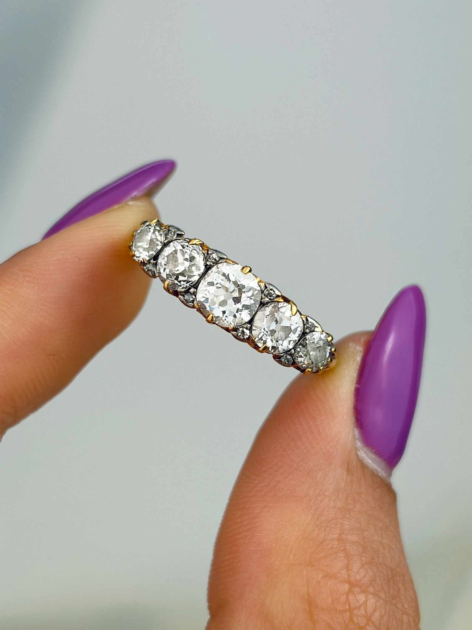 ANTIQUE 18CT YELLOW GOLD 1.80CT TOTAL DIAMOND 5 STONE RING WITH DIAMOND POINTS - 9