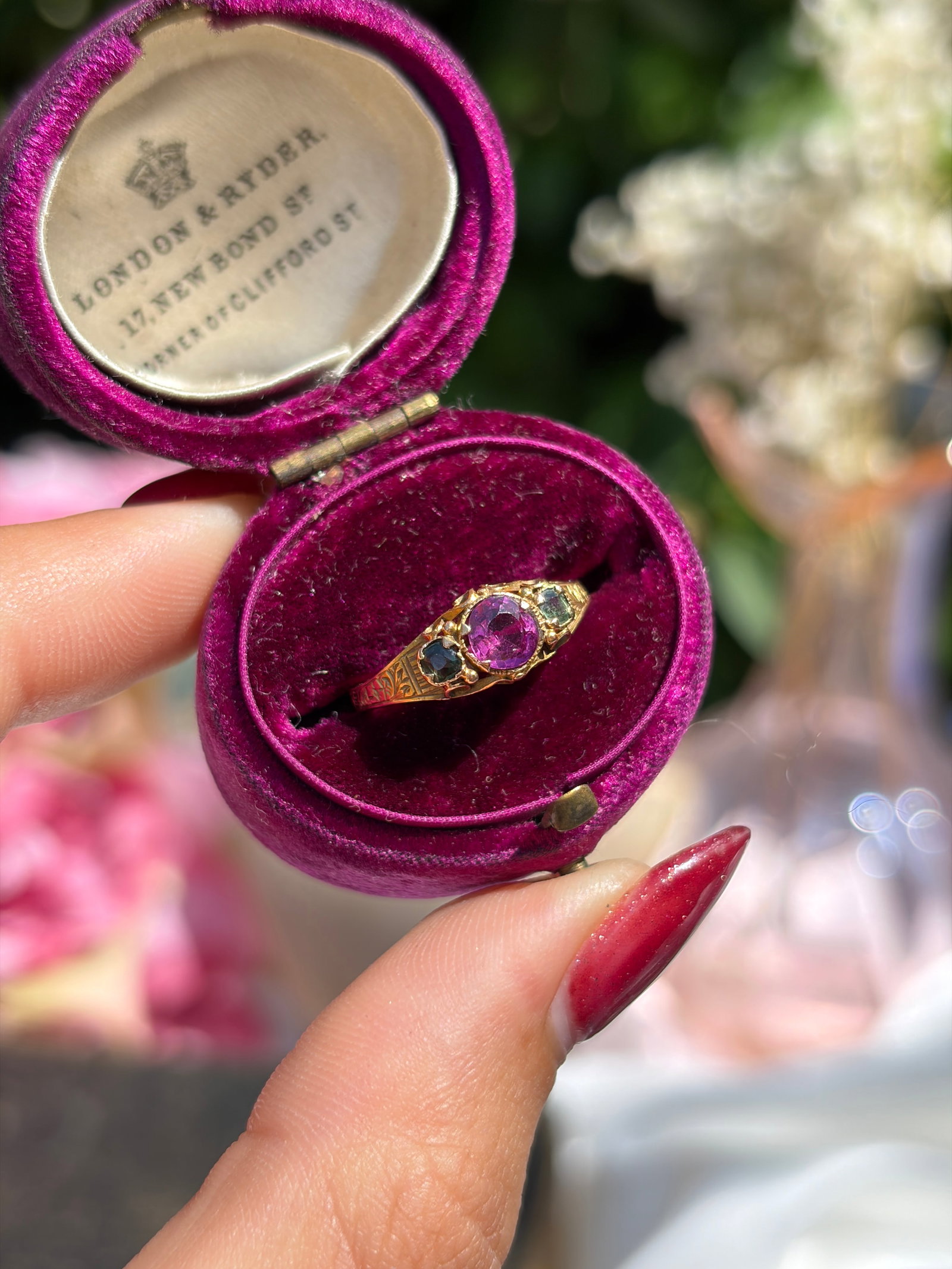 SWEET ANTIQUE 15CT YELLOW GOLD AMETHYST AND EMERALD RING - 10