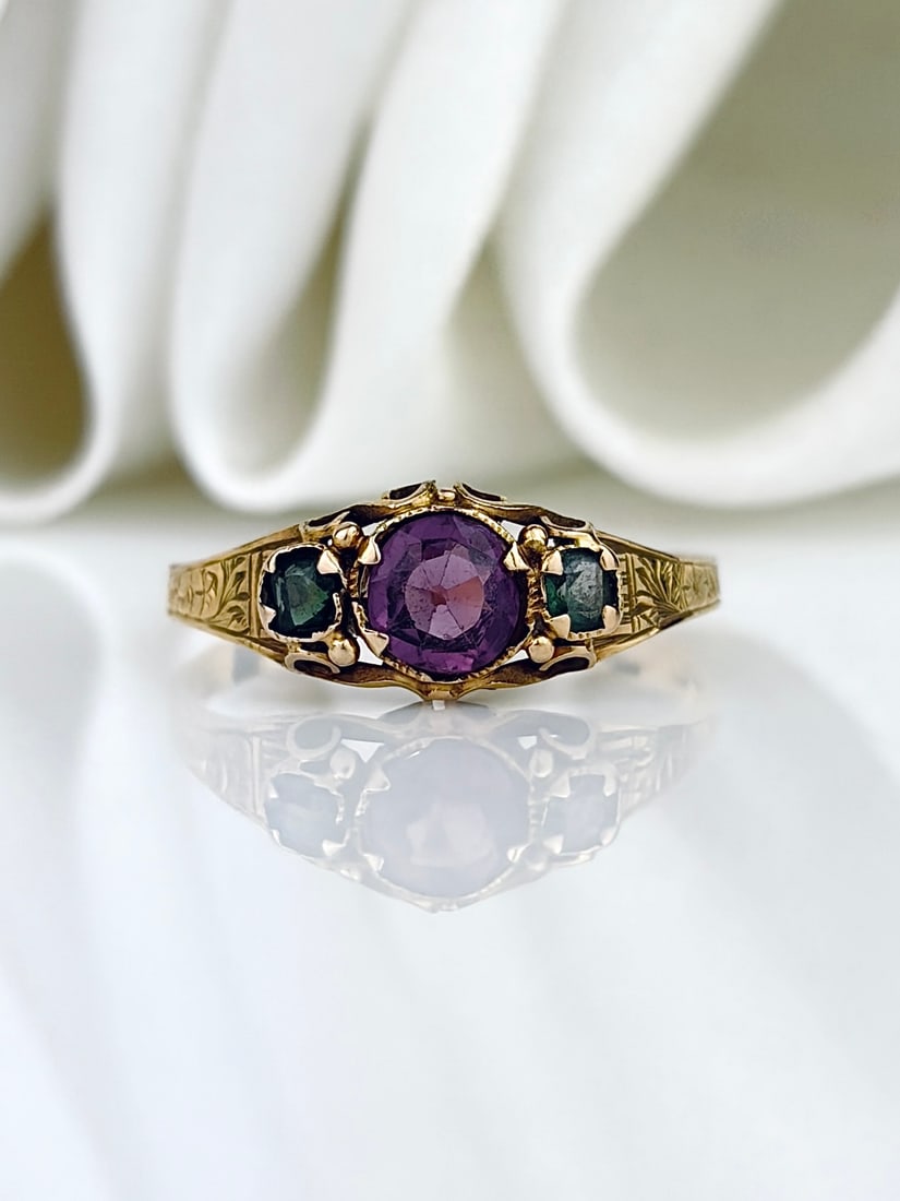 SWEET ANTIQUE 15CT YELLOW GOLD AMETHYST AND EMERALD RING: SWEET ANTIQUE 15CT YELLOW GOLD AMETHYST AND EMERALD RING