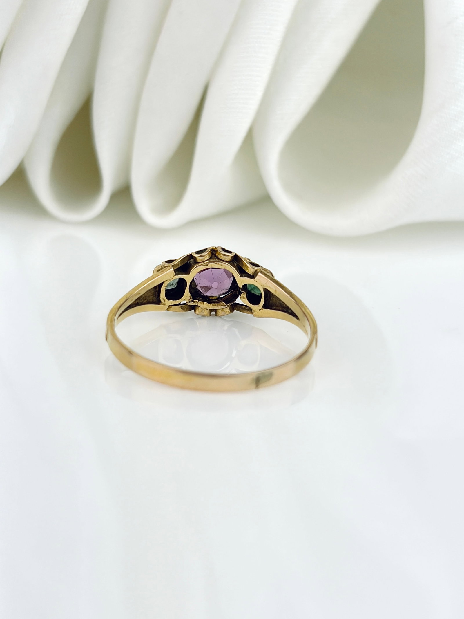 SWEET ANTIQUE 15CT YELLOW GOLD AMETHYST AND EMERALD RING - 3