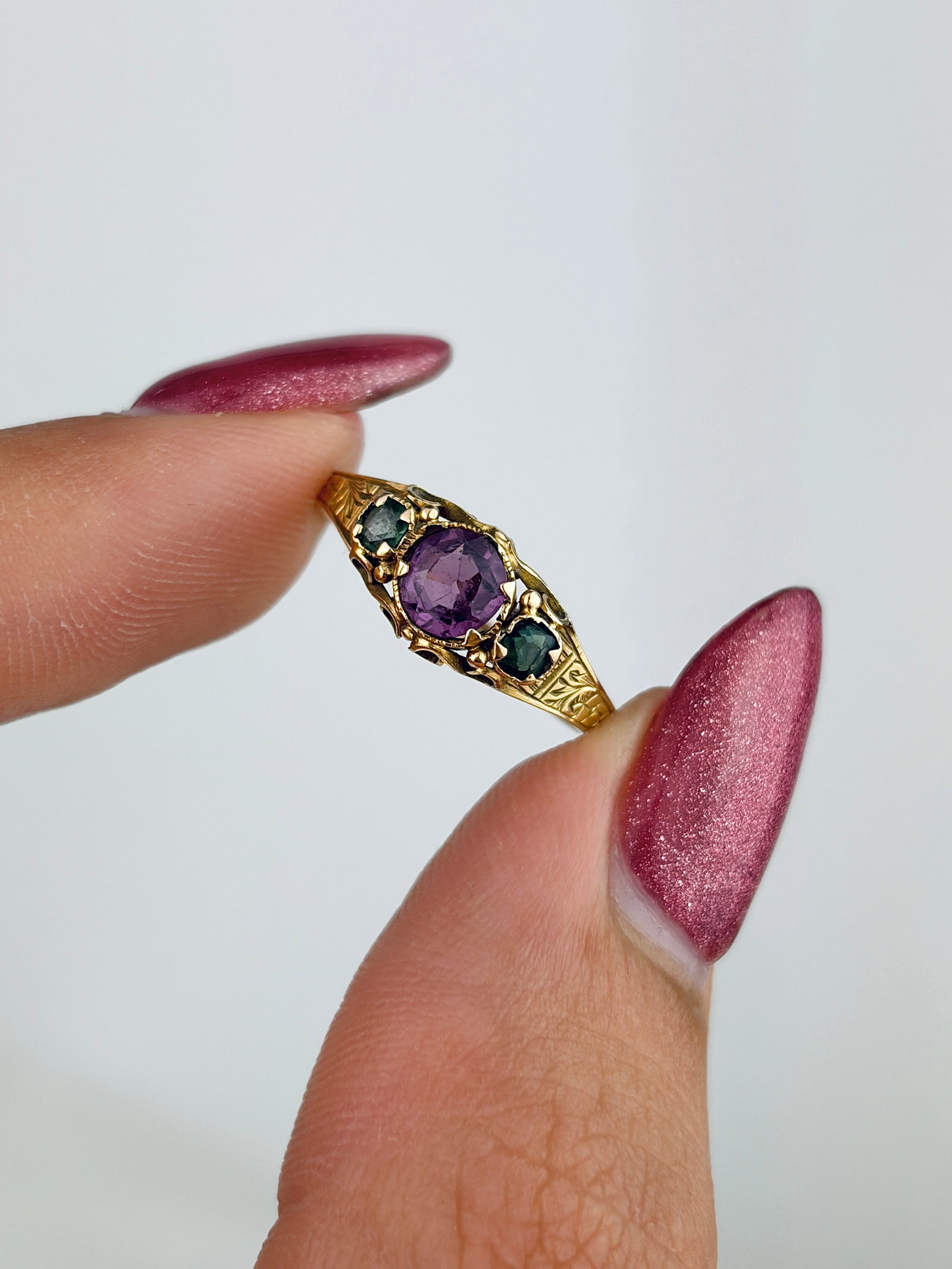 SWEET ANTIQUE 15CT YELLOW GOLD AMETHYST AND EMERALD RING - 5