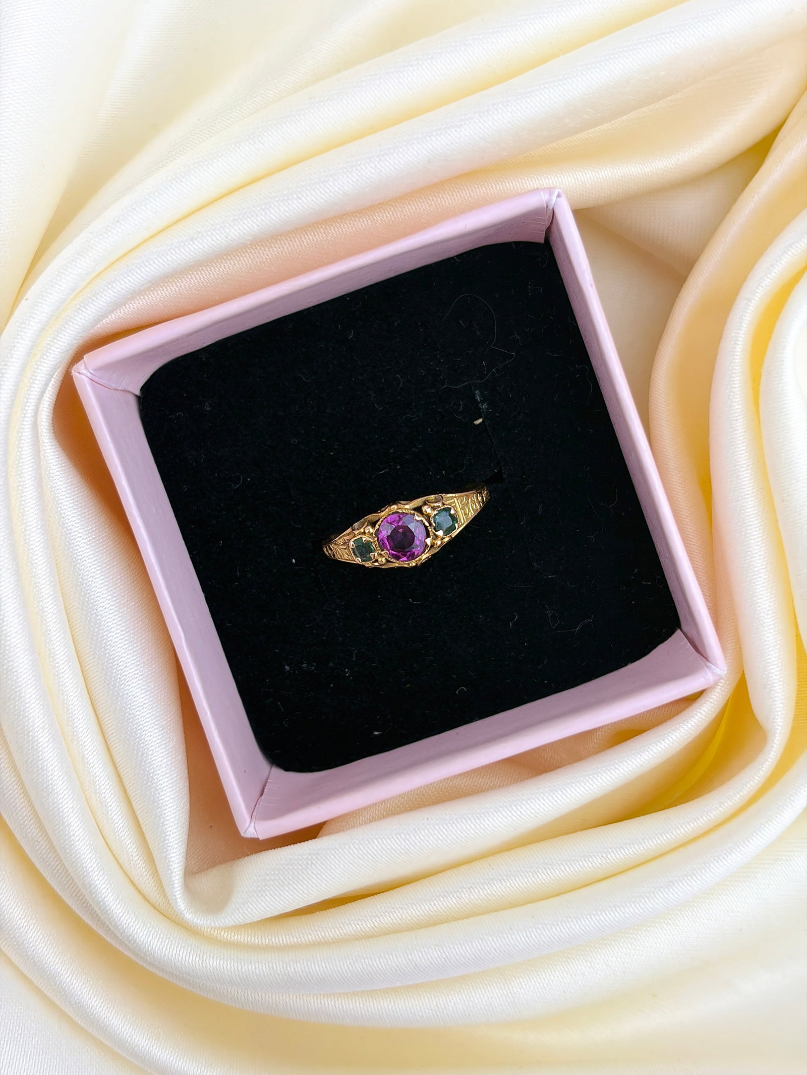 SWEET ANTIQUE 15CT YELLOW GOLD AMETHYST AND EMERALD RING - 7