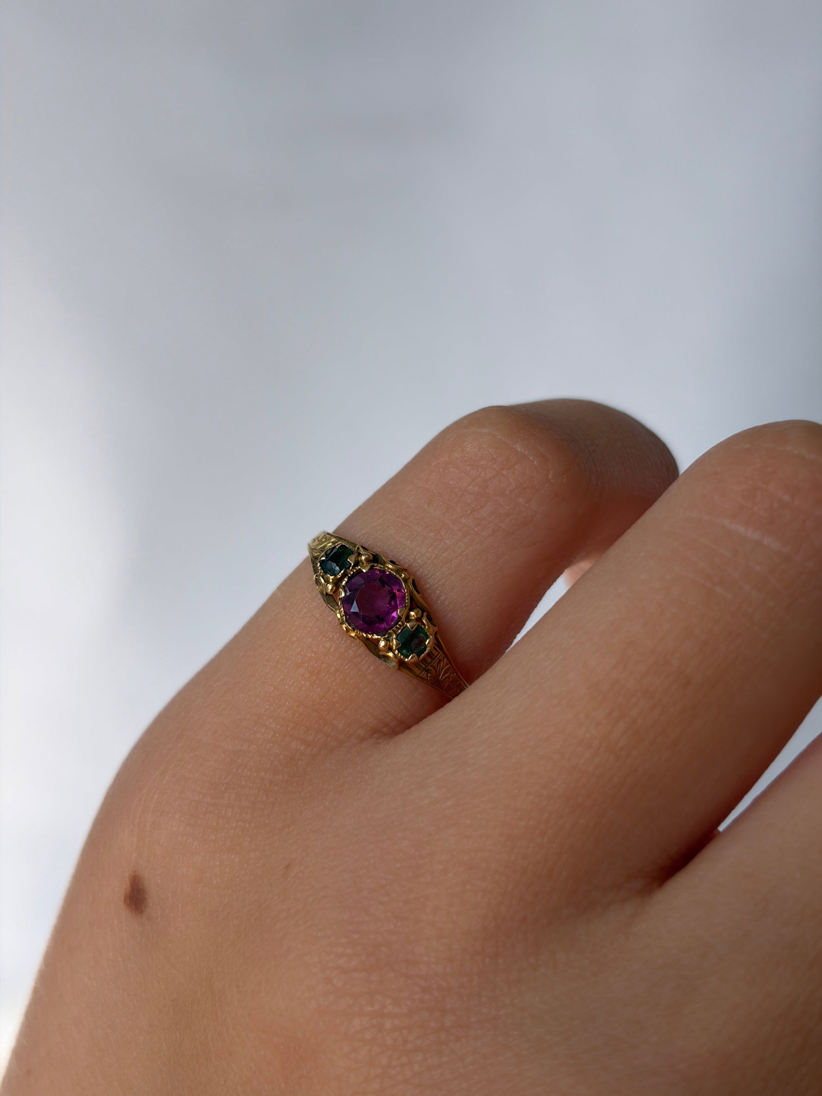 SWEET ANTIQUE 15CT YELLOW GOLD AMETHYST AND EMERALD RING - 8